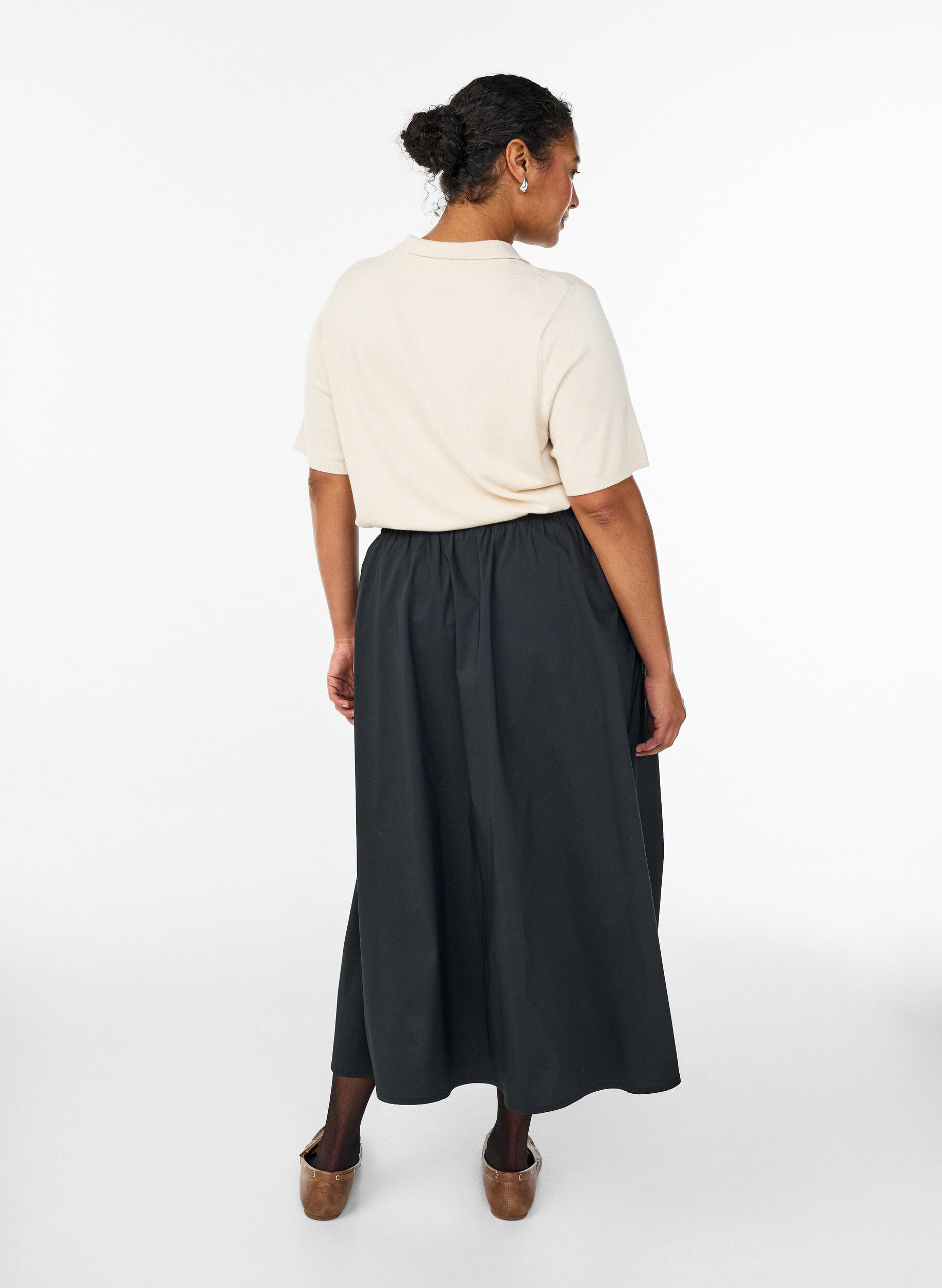 Zizzi Feinstrick-Poloshirt mit kurzen &Auml;rmeln, Beige, Model image number 1