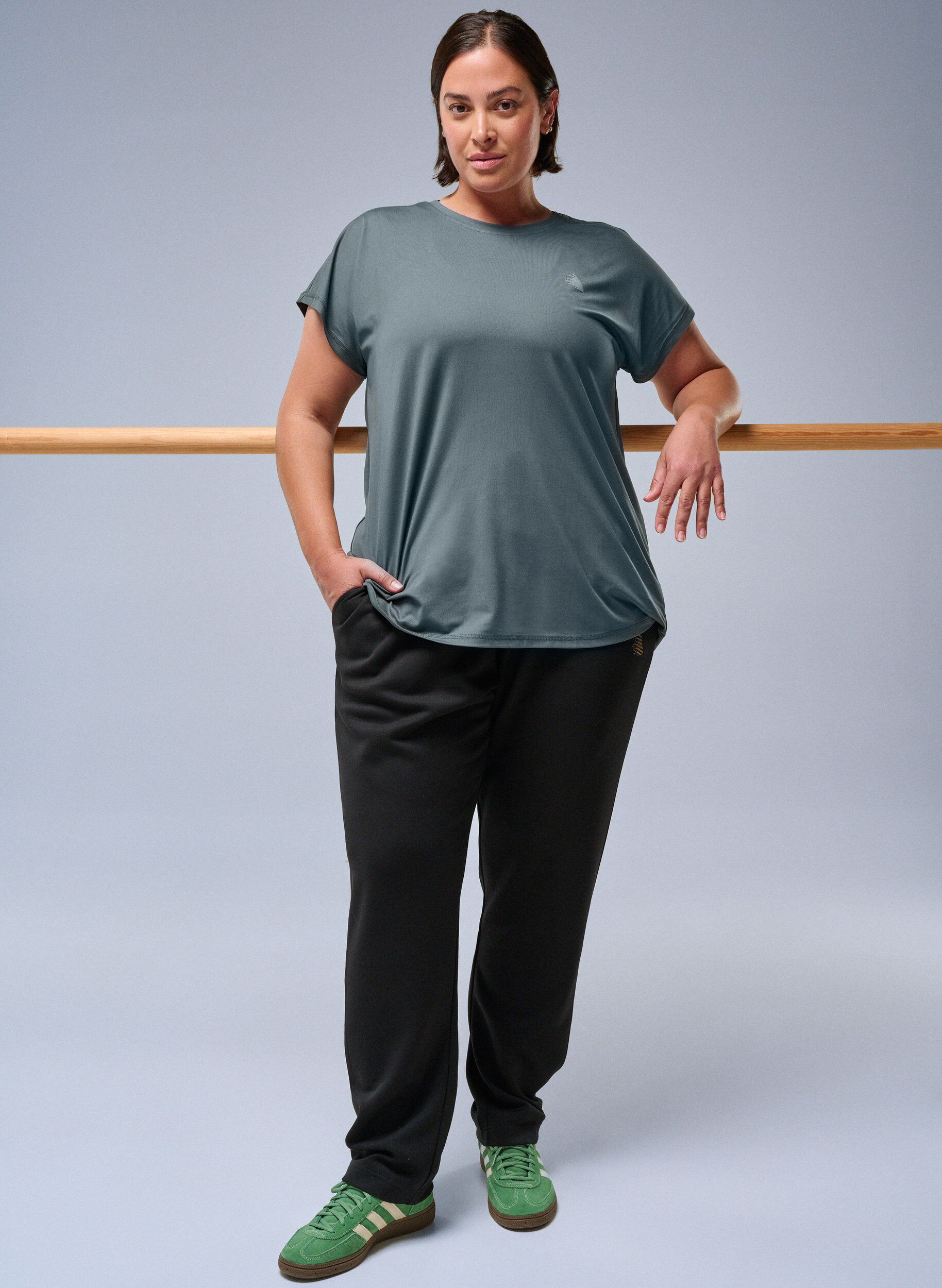 Zizzi Sweathose mit Taschen und hohem Bund, Schwarz, Image image number 0