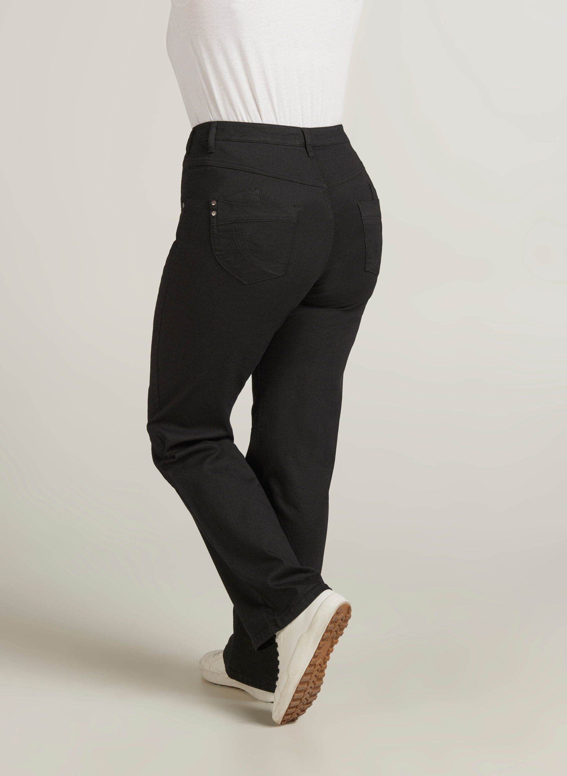Zizzi Regular Fit Gemma Jeans mit hoher Taille, Schwarz, Model image number 2