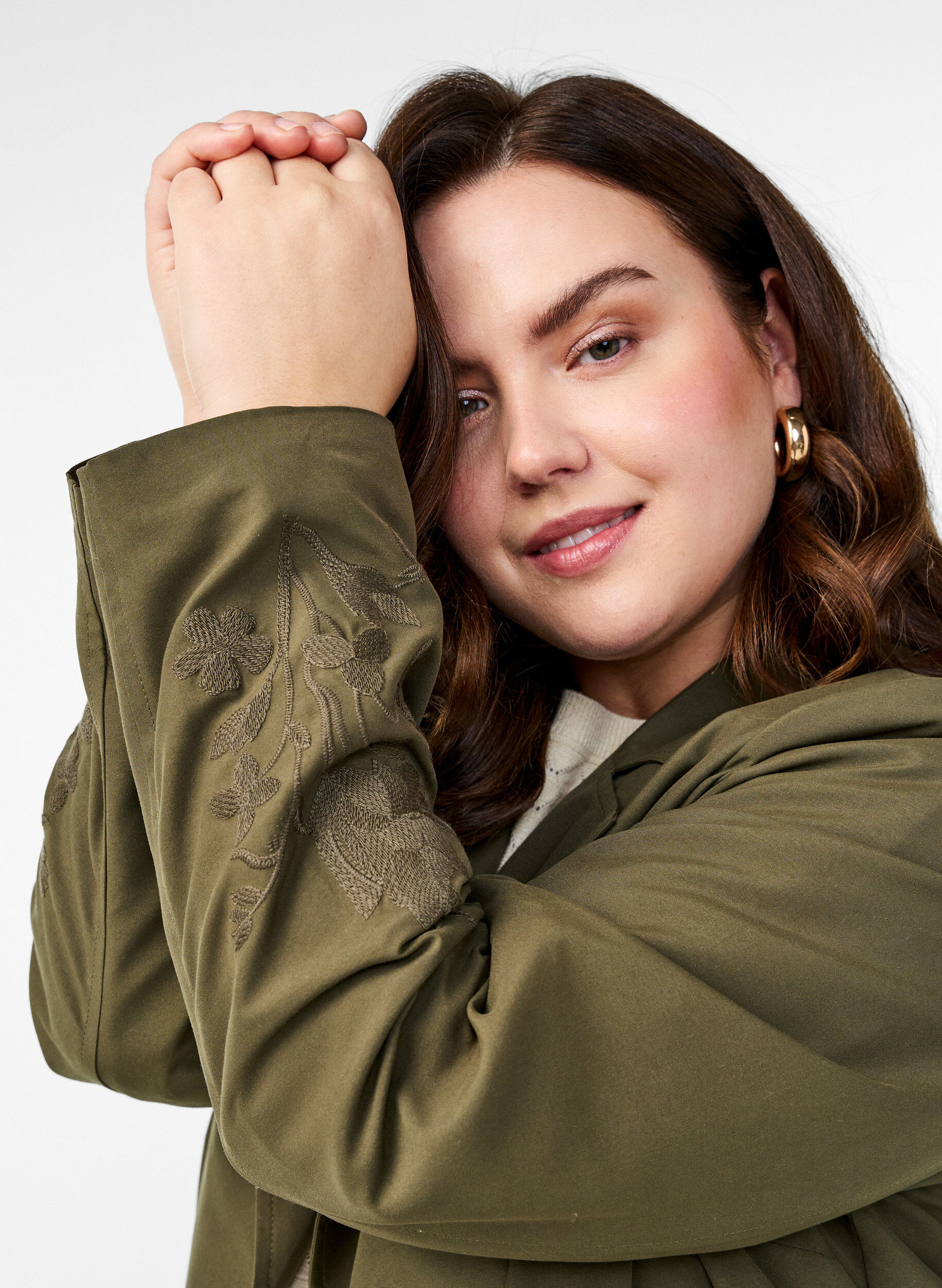 Zizzi Trench long avec broderie, Vert, Model image number 3