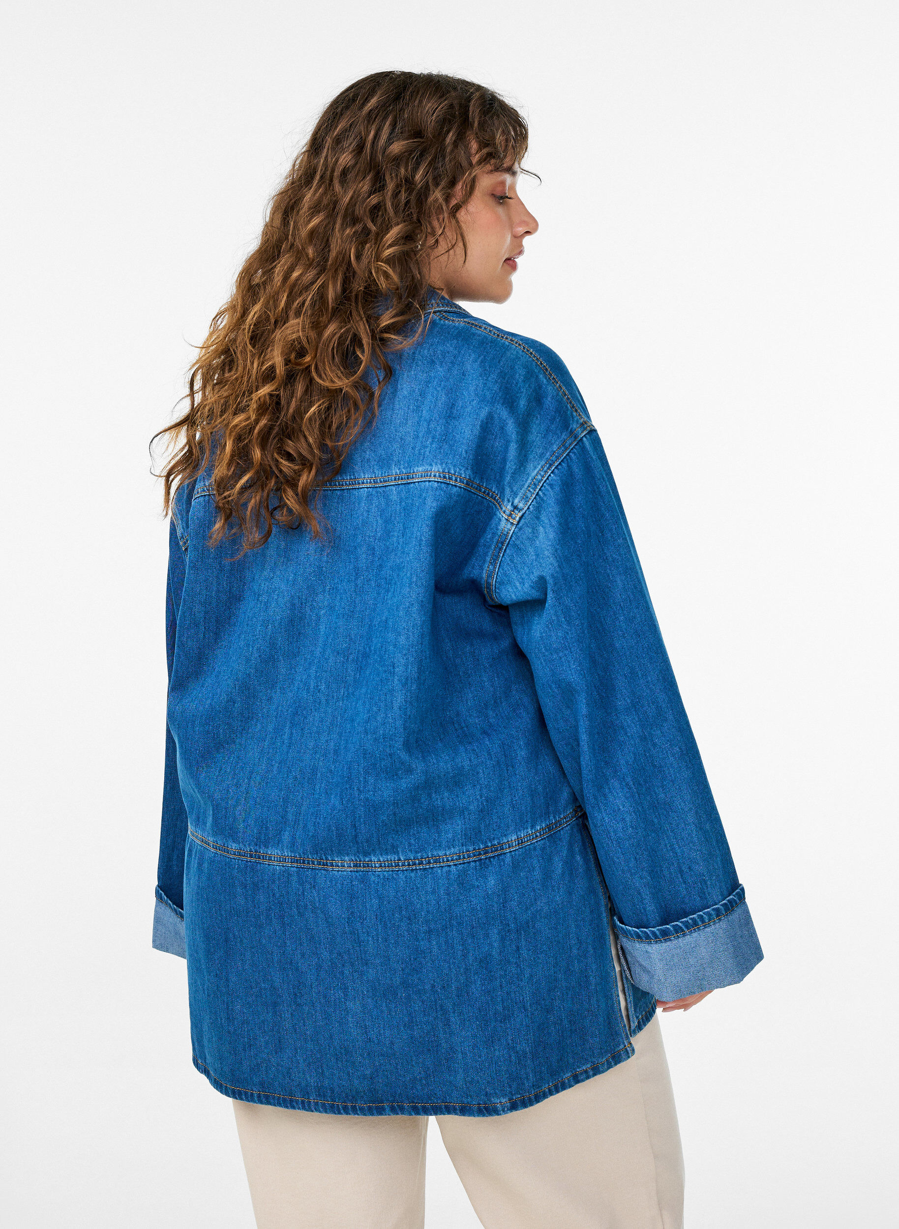 Zizzi Lockere Bluse aus Denim mit Kragen und Knopfleiste, Blau, Model image number 2