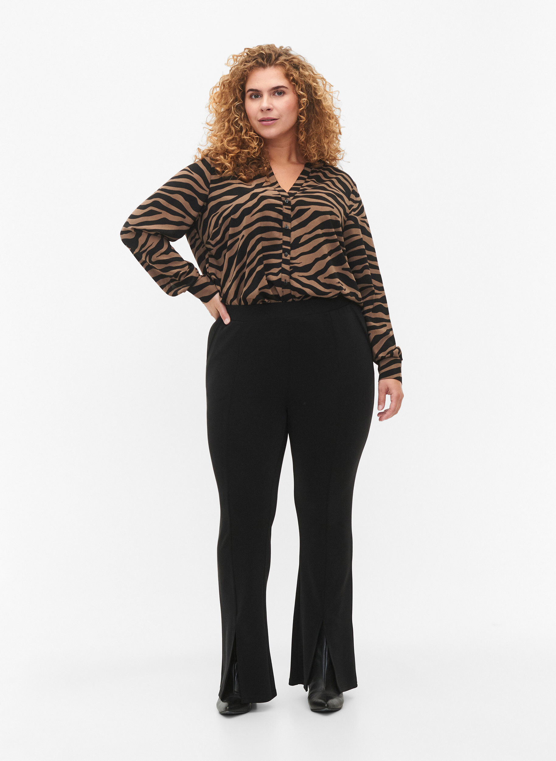 Zizzi Hemd mit V-Ausschnitt und Zebradruck, Black/Brown Zebra, Model image number 2