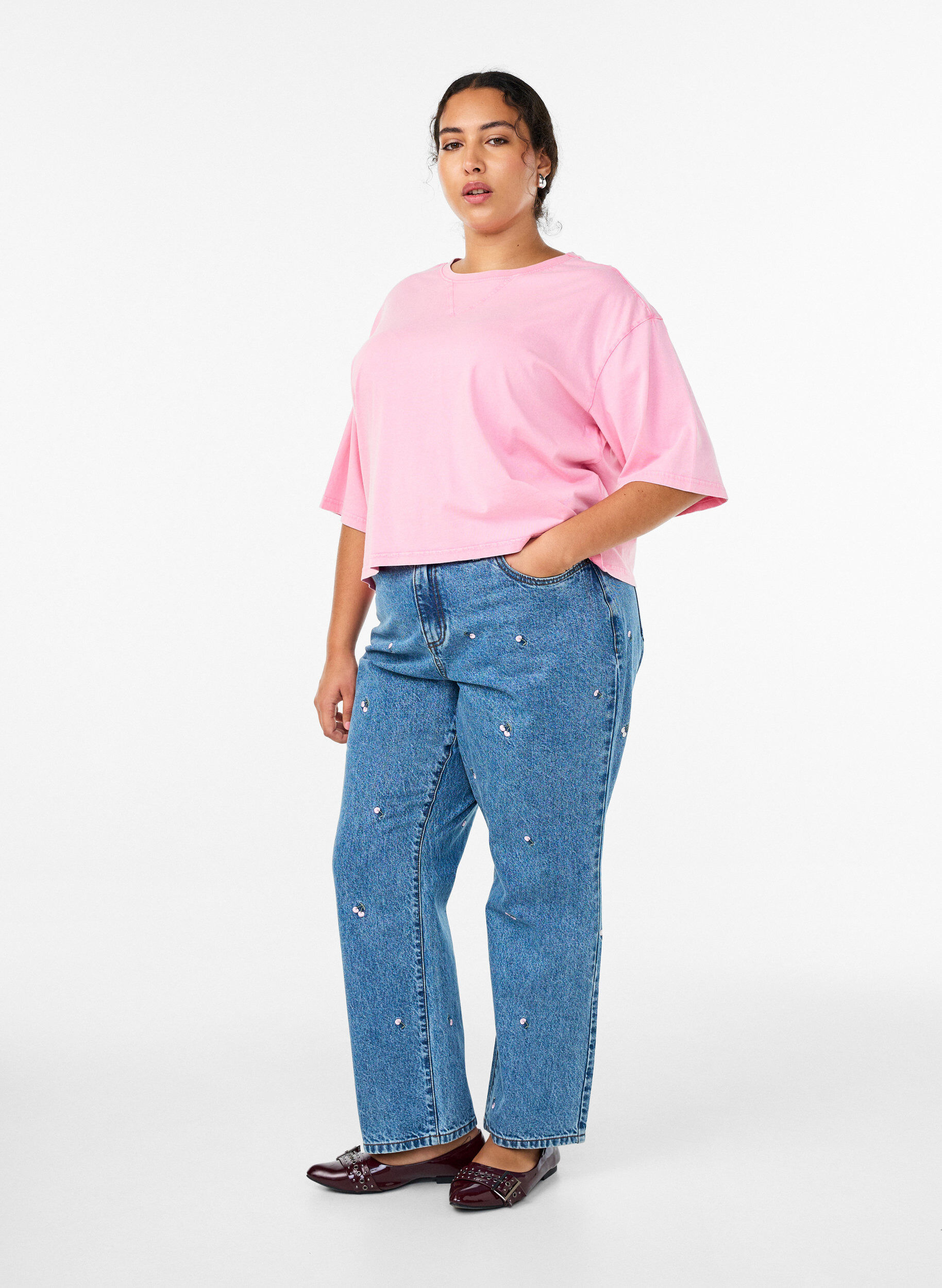 Zizzi Gemma Jeans mit hoher Taille und aufgestickten Details, Blau, Model image number 0