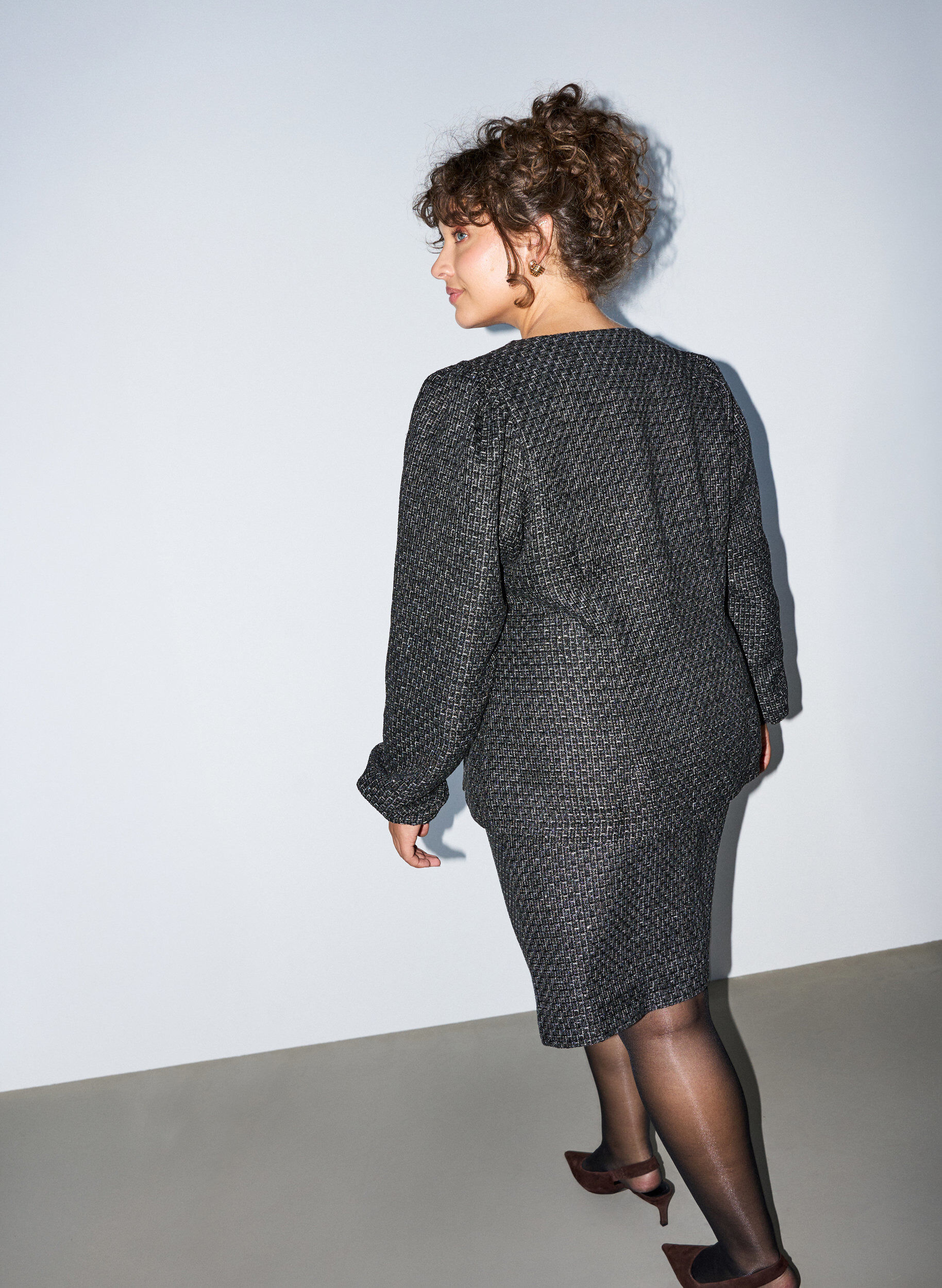 ZizziBoucl&eacute;-Jacke mit Pailletten und Zierkn&ouml;pfen, Schwarz, Model image number 2