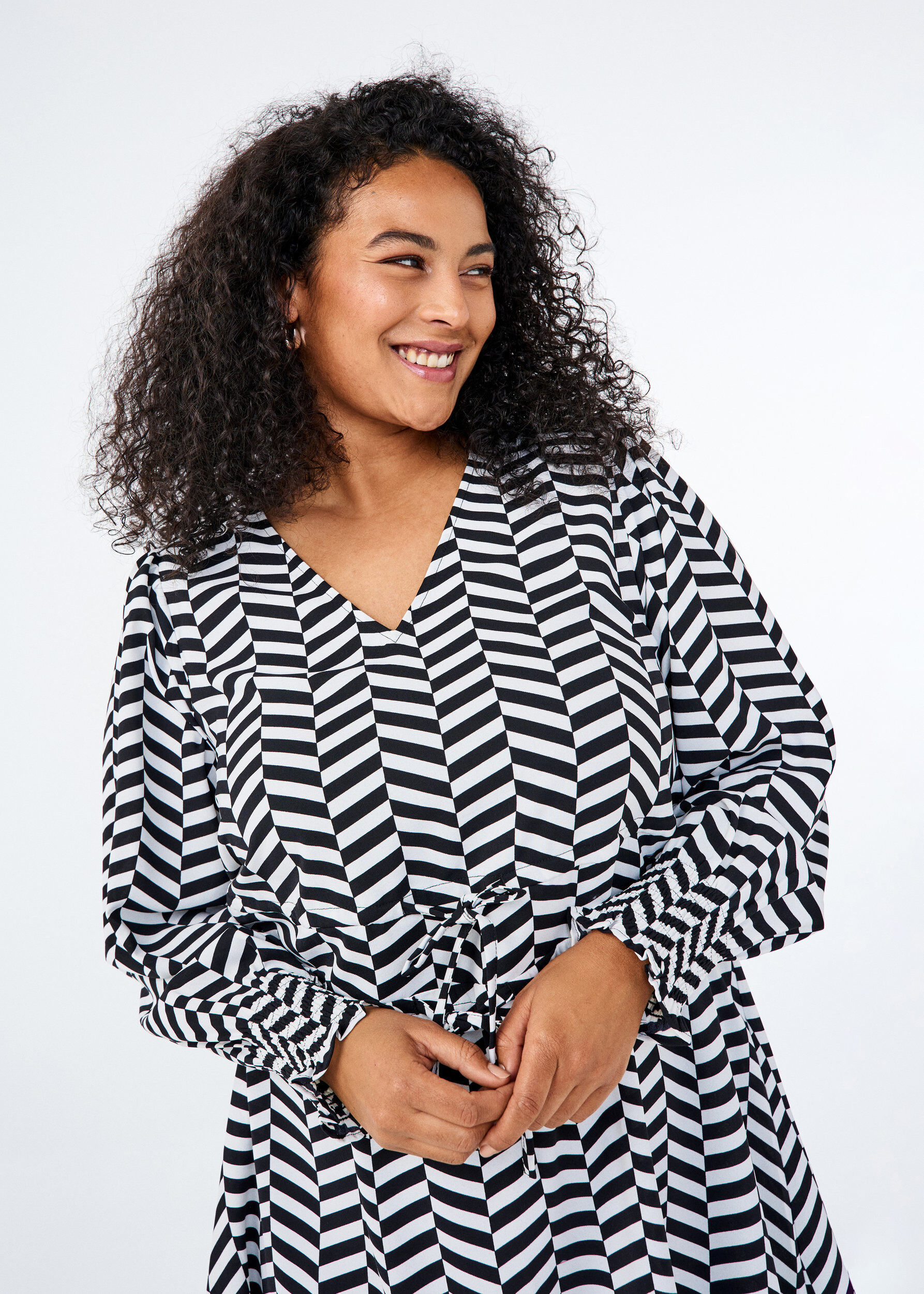 Zizzi Robe avec ceintures &agrave; nouer &agrave; la taille, Noir, Image image number 0