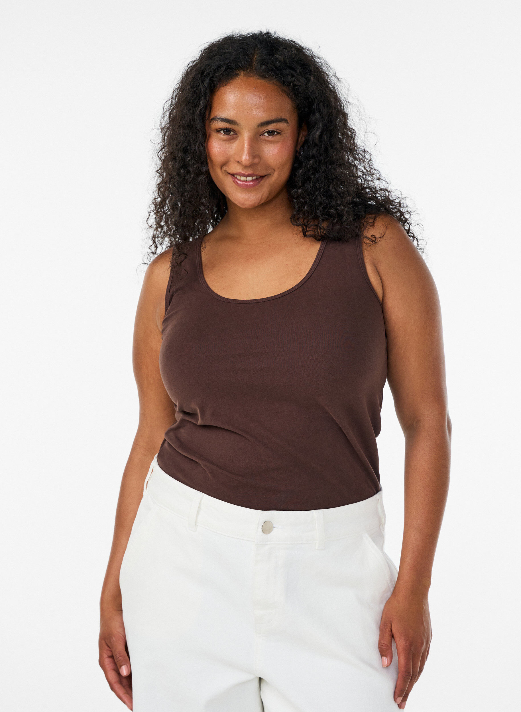 Einfarbiges Basic Top aus Baumwolle, Braun, Model
