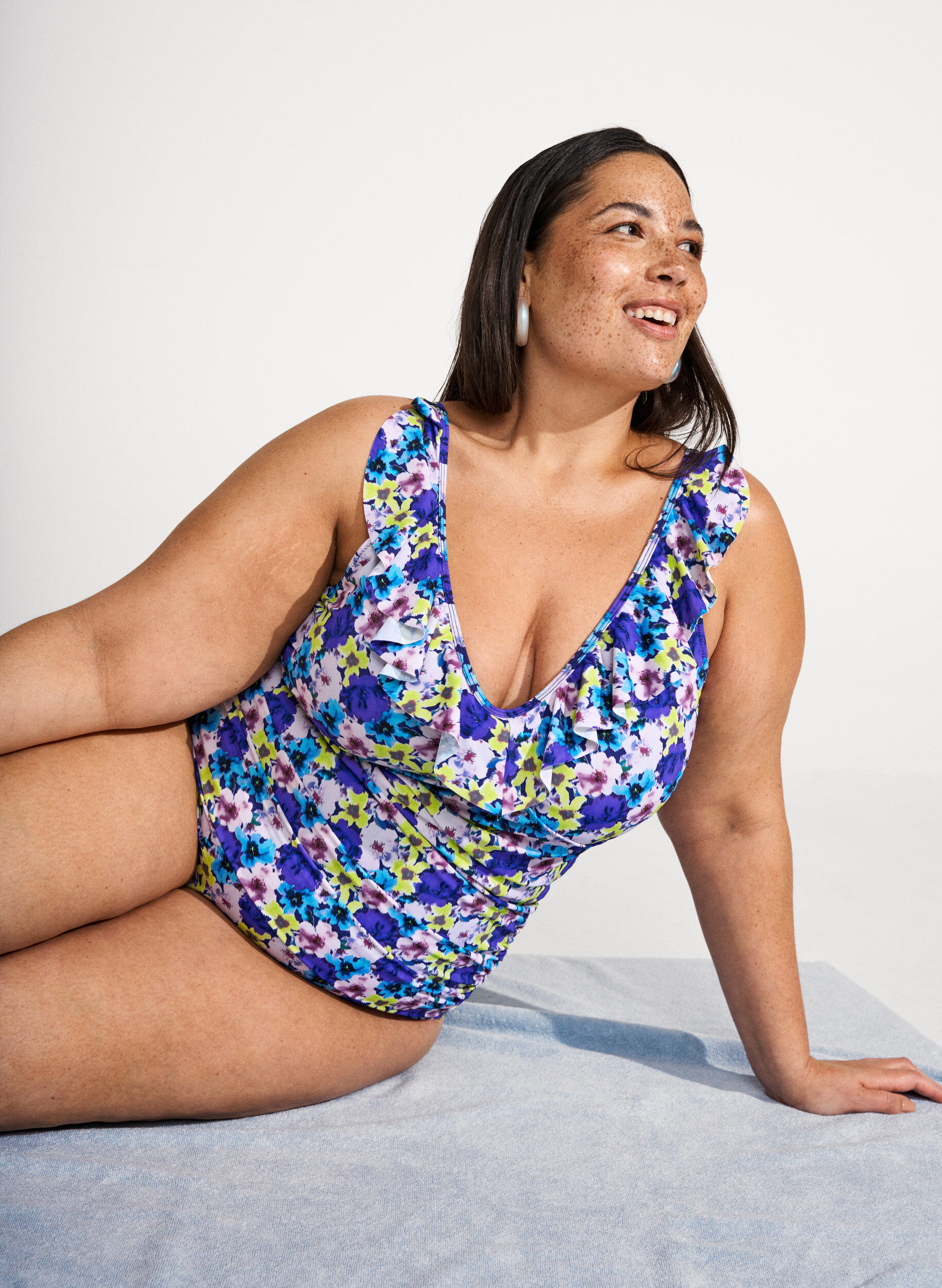 Zizzi Maillot de bain floral &agrave; volants et coussinets amovibles, Violet, Image image number 0