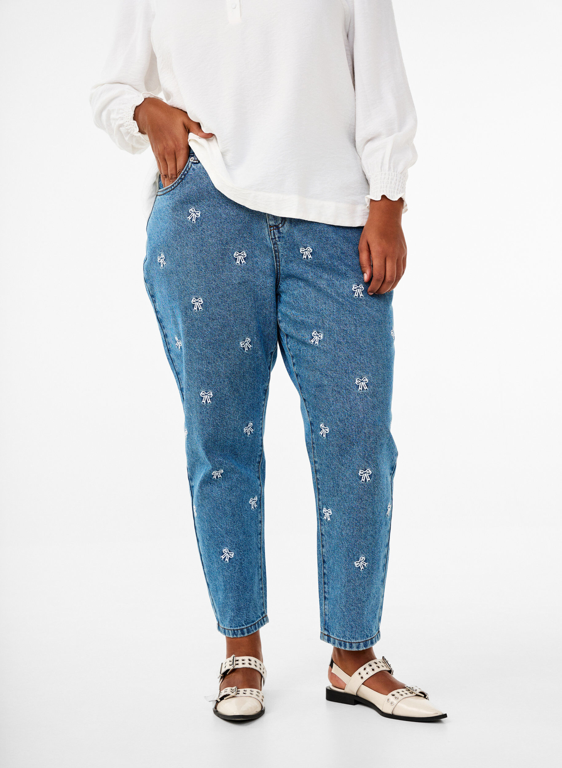 Zizzi Mille Mom Fit Jeans mit Stickerei, Blau, Model image number 2
