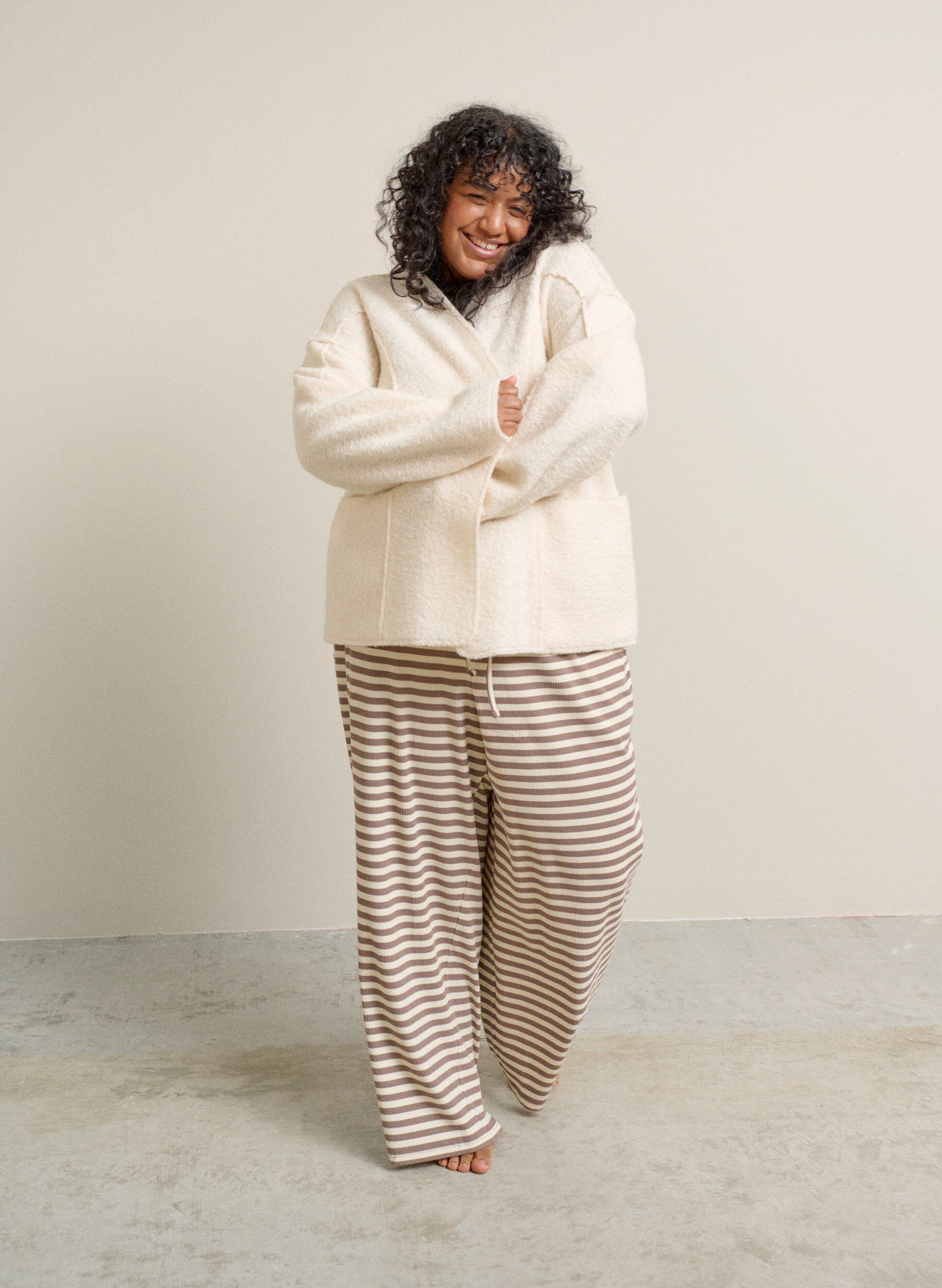 ZizziPantalon de pyjama ray&eacute; &agrave; taille haute et coupe ample, Beige, Image image number 0