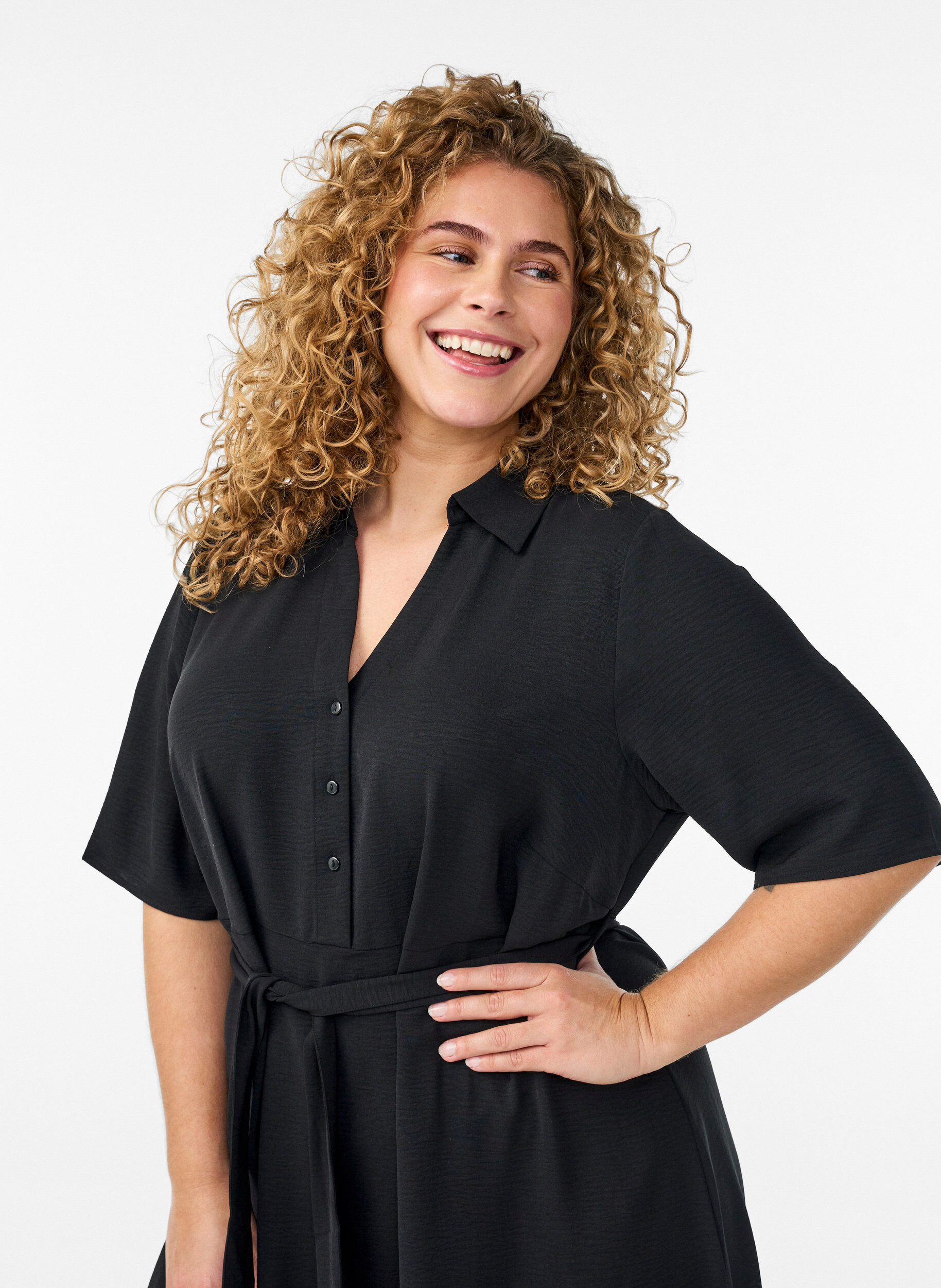 Zizzi Robe chemise midi avec ceinture &agrave; nouer, Noir, Model image number 2