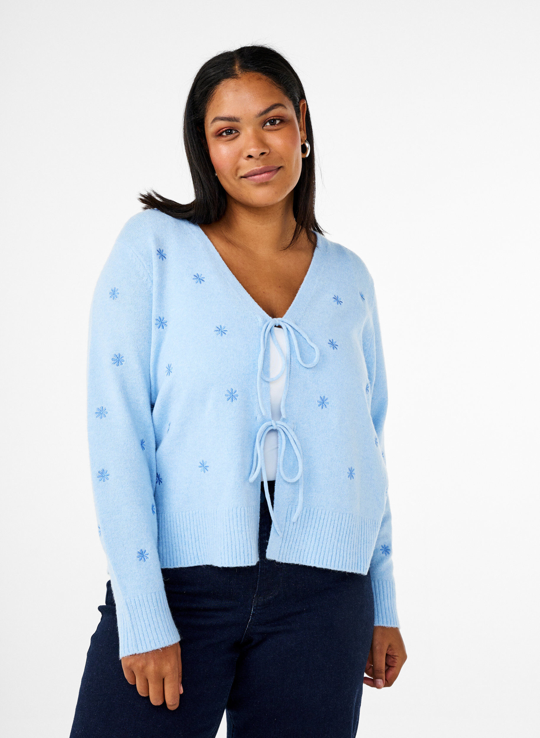 Zizzi Strickjacke mit Schn&uuml;rdetails und Stickerei, Cashmere Blue Comb, Model image number 0