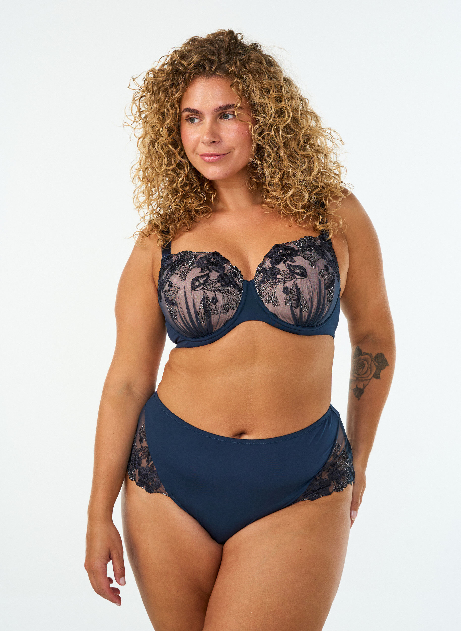 ZizziSoutien-gorge moul&eacute; avec broderies florales et d&eacute;tails drap&eacute;s, Bleu, Model image number 1