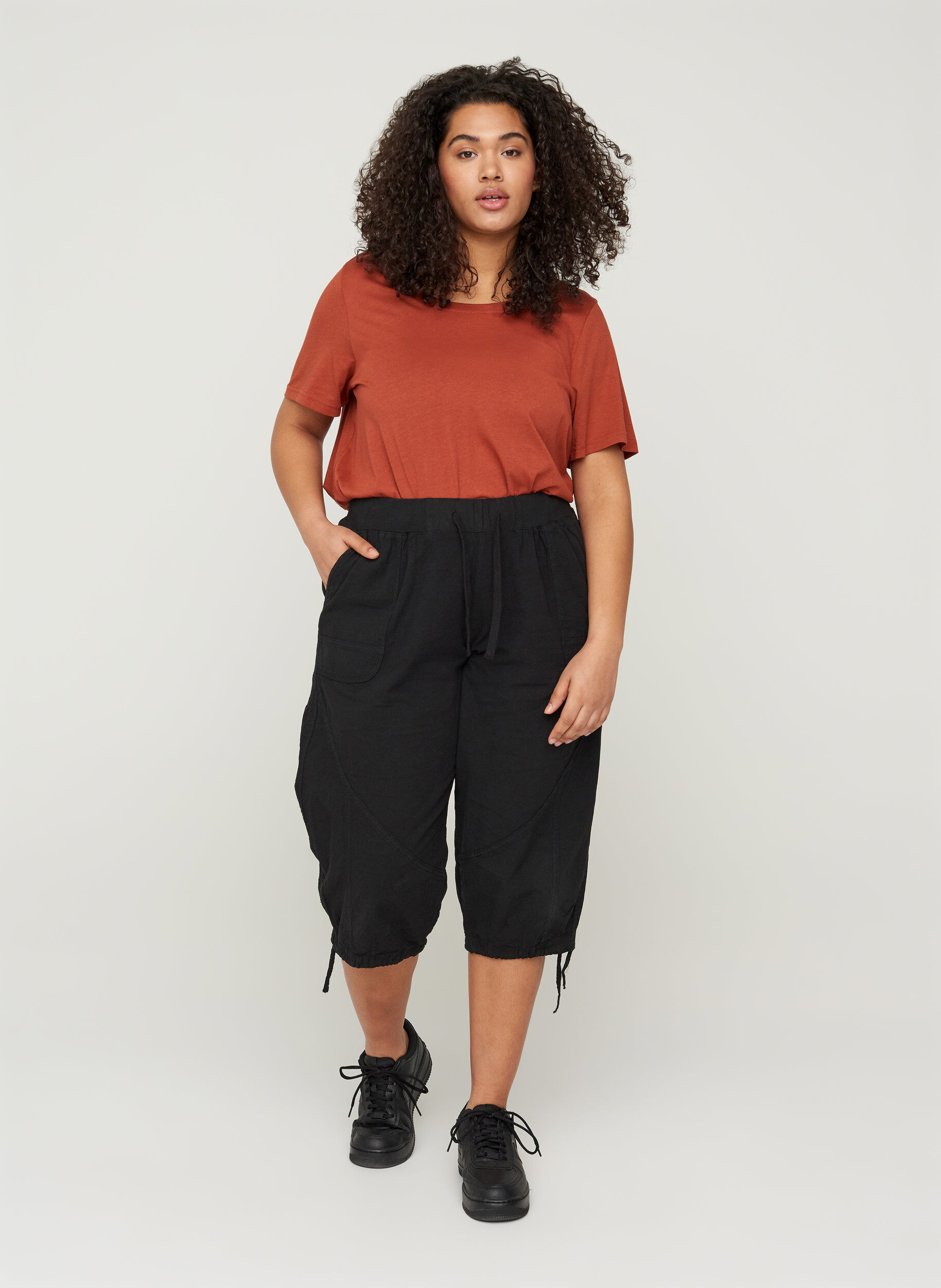Zizzi Lockere Caprihose aus Baumwolle, Schwarz, Model image number 0