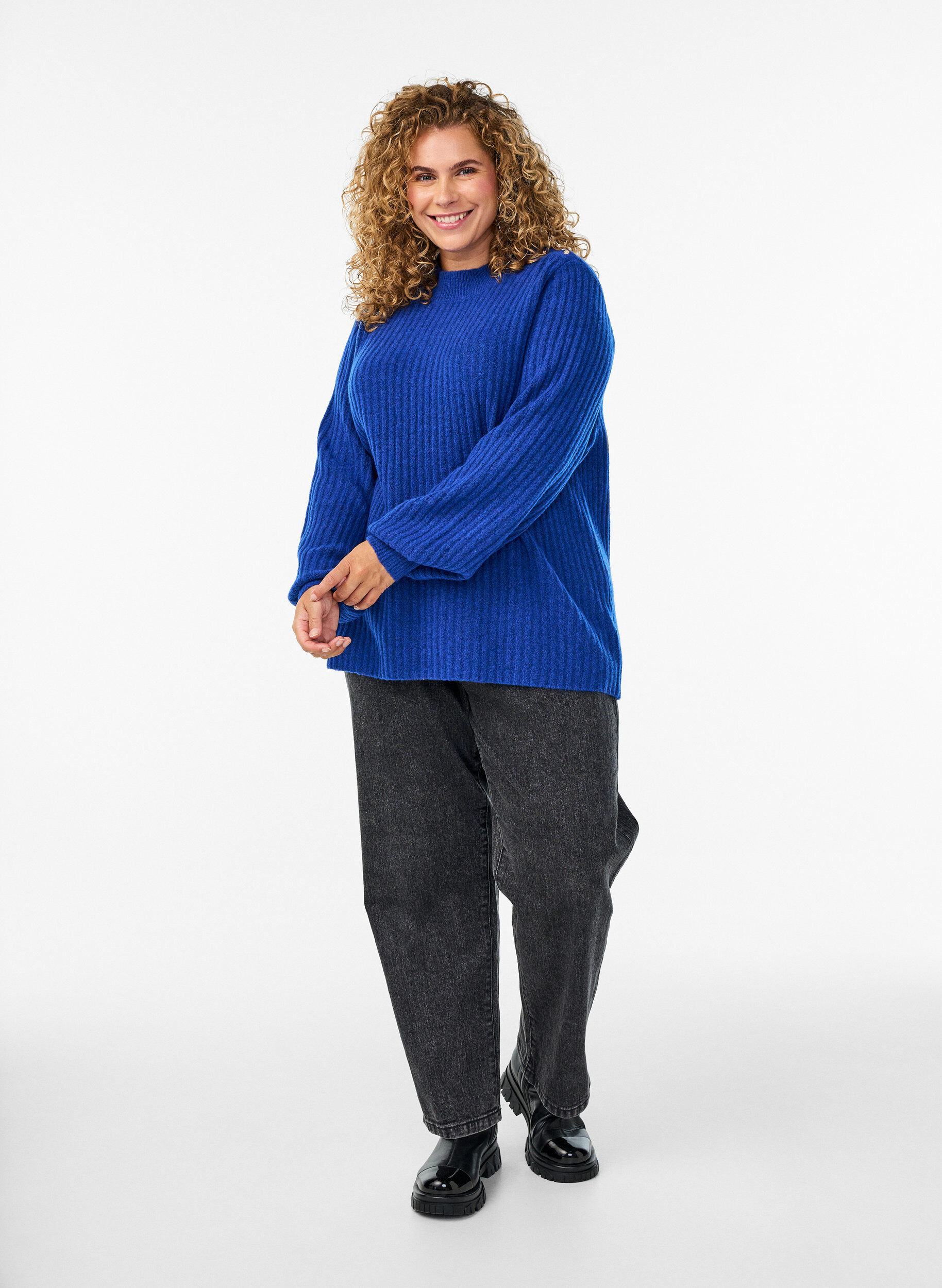 Zizzi Pullover aus Rippstrick mit Puff&auml;rmeln und Kn&ouml;pfen, Blau, Model image number 1