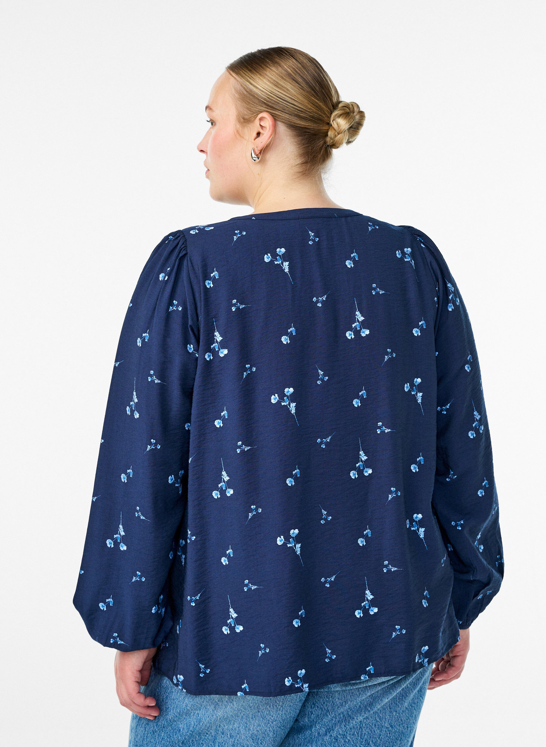 Zizzi Bluse mit Knopfverschluss und kleinen Blumen, Blau, Model image number 2