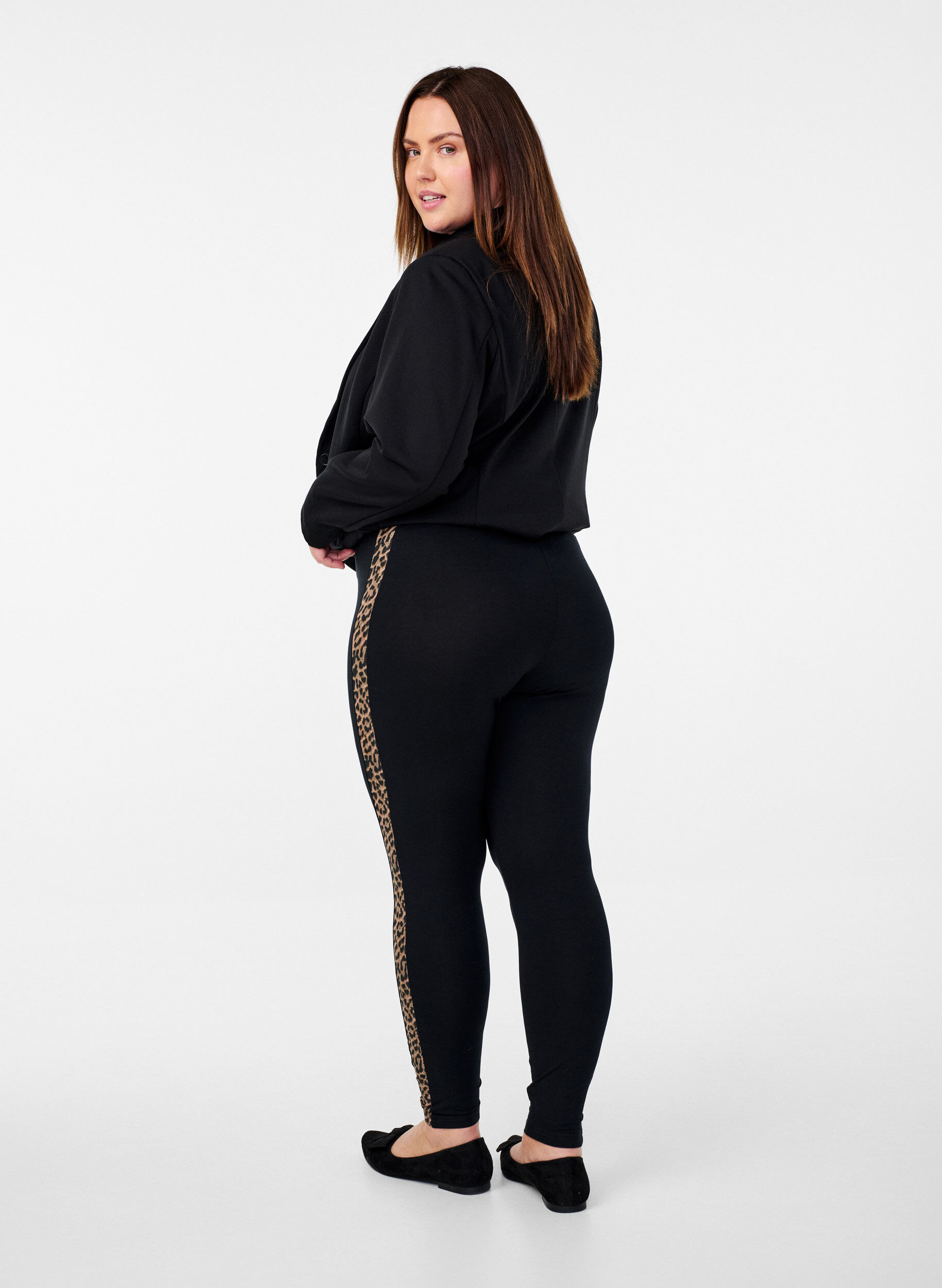 Zizzi Legging en viscose &agrave; rayures imprim&eacute; l&eacute;opard, Black W. Leo, Model image number 1
