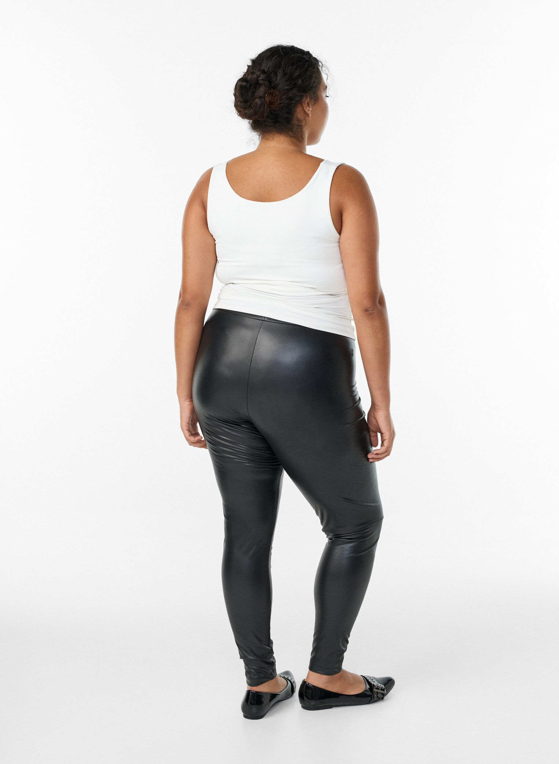 Zizzi Beschichtete Leggings mit geb&uuml;rsteter Innenseite, Schwarz, Model image number 2