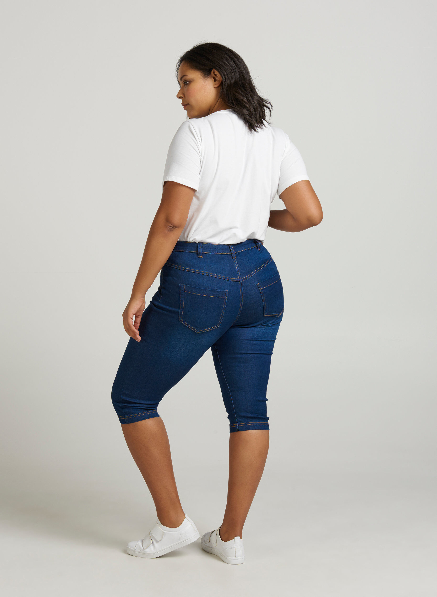 Zizzi Slim Fit Emily Capri Jeans, Blau, Model image number 2