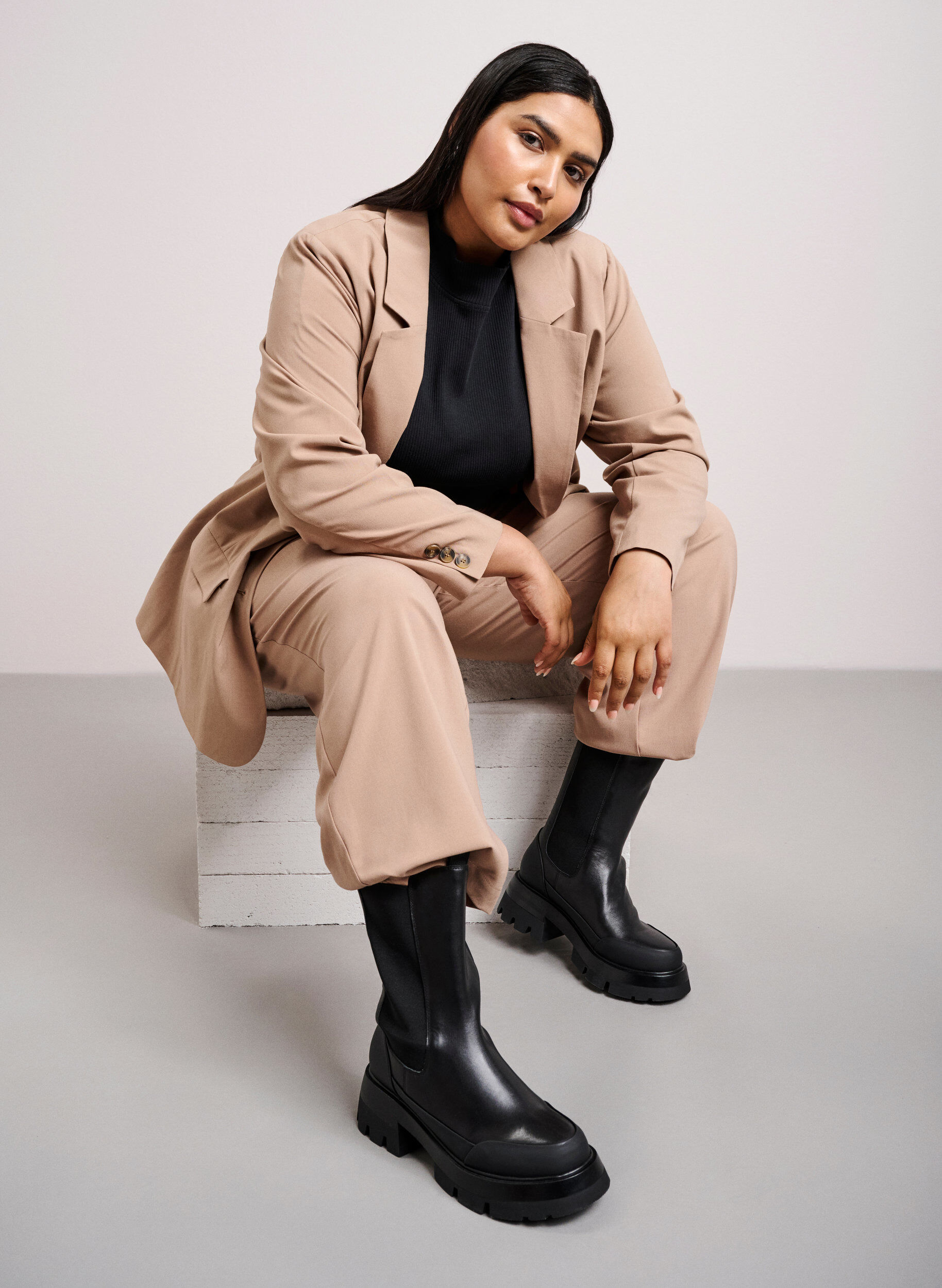 Zizzi Weite Passform Lederstiefel mit dicker Sohle, Black, Image image number 1