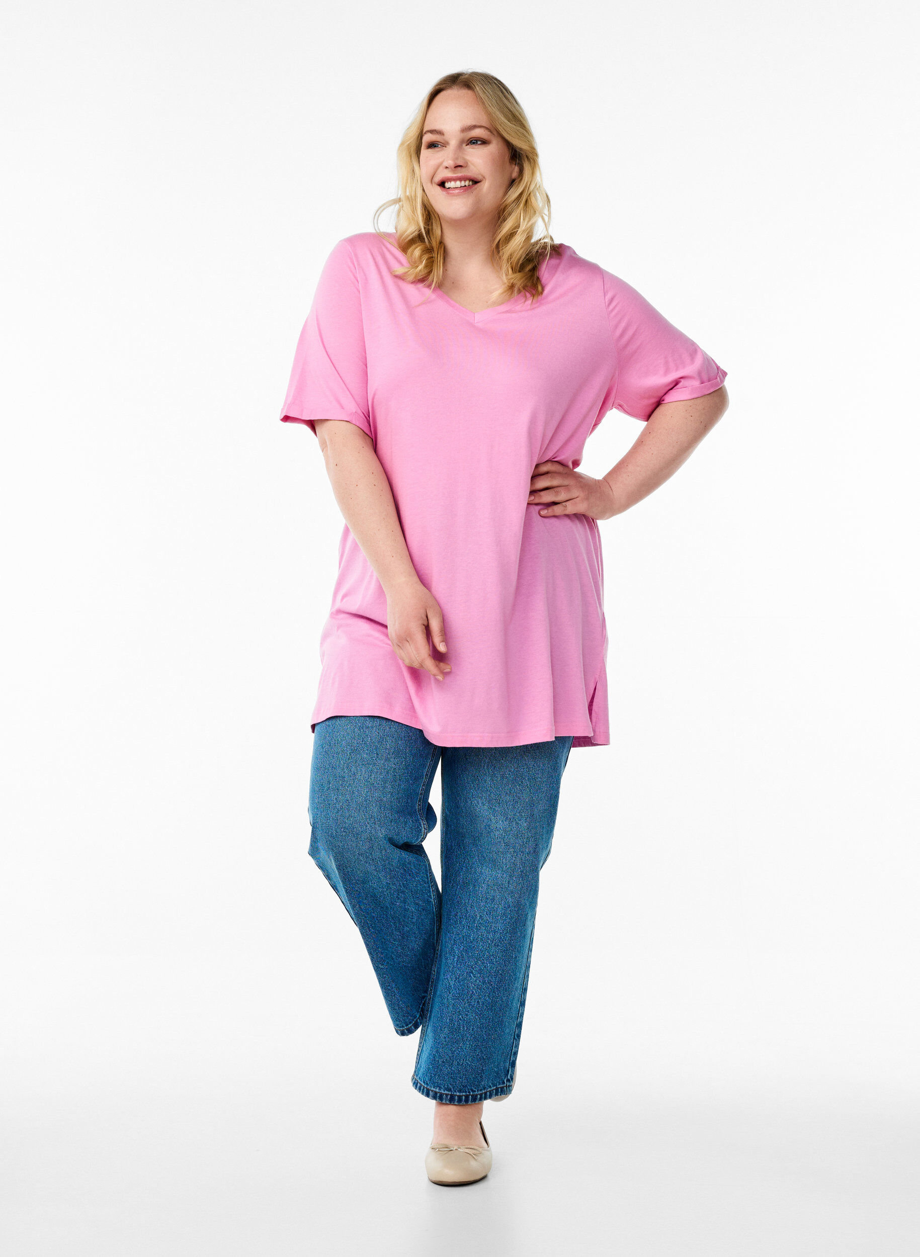 Zizzi Einfarbiges Oversize T-Shirt mit V-Ausschnitt, Pink, Model image number 1