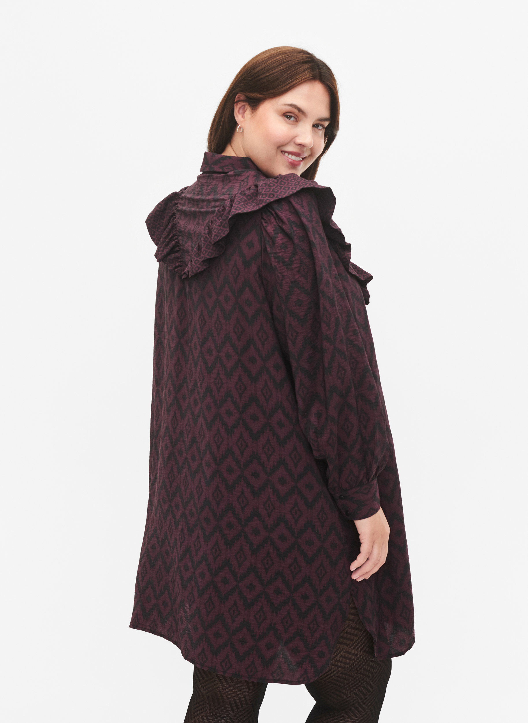 Zizzi Langer Viskose-Shirt mit Druck und R&uuml;schen, Winetasting w. Black, Model image number 1