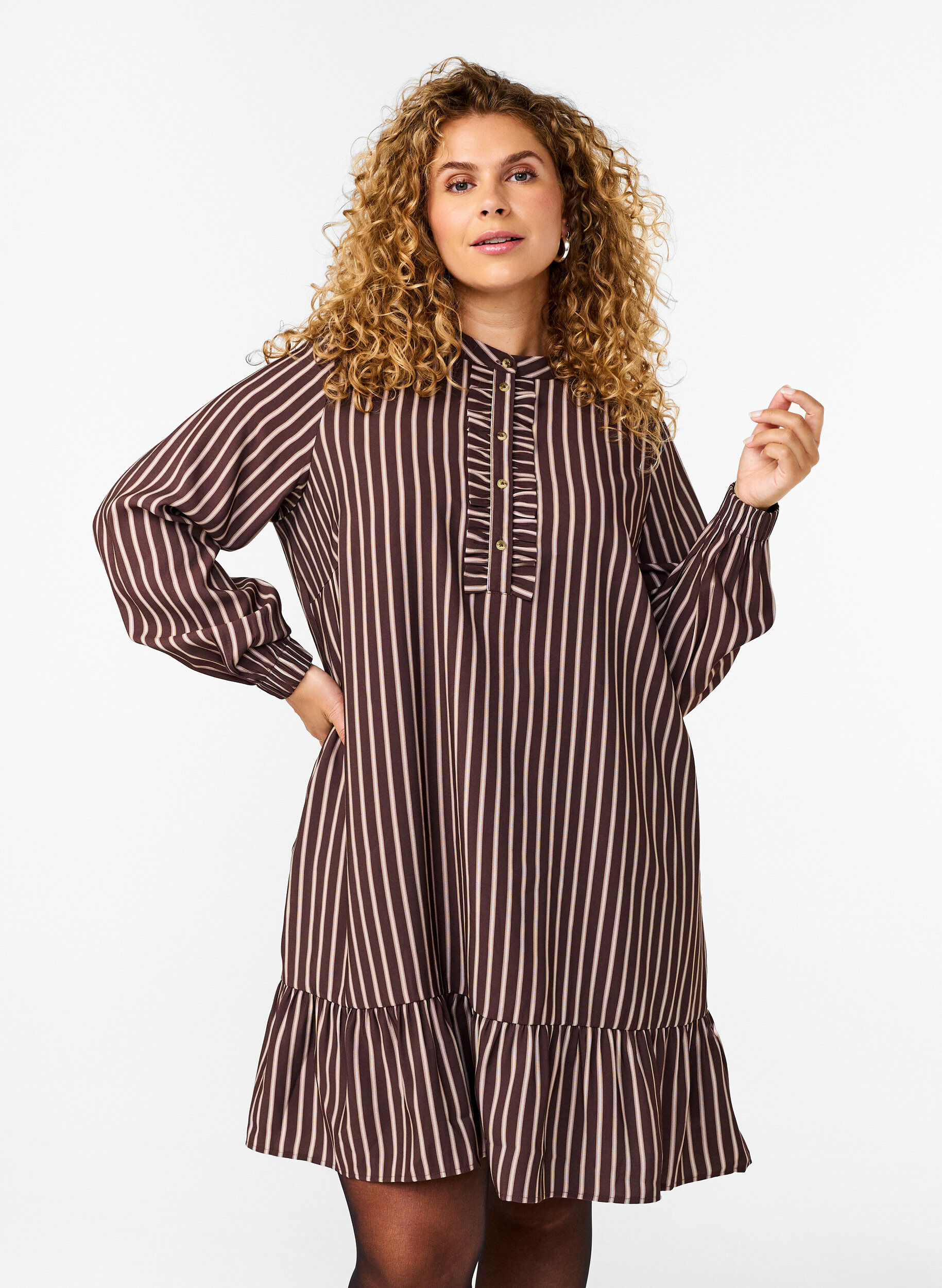 Zizzi Kurzes gestreiftes Kleid mit R&uuml;schen, Hot Fudge Stripe AOP, Model image number 0