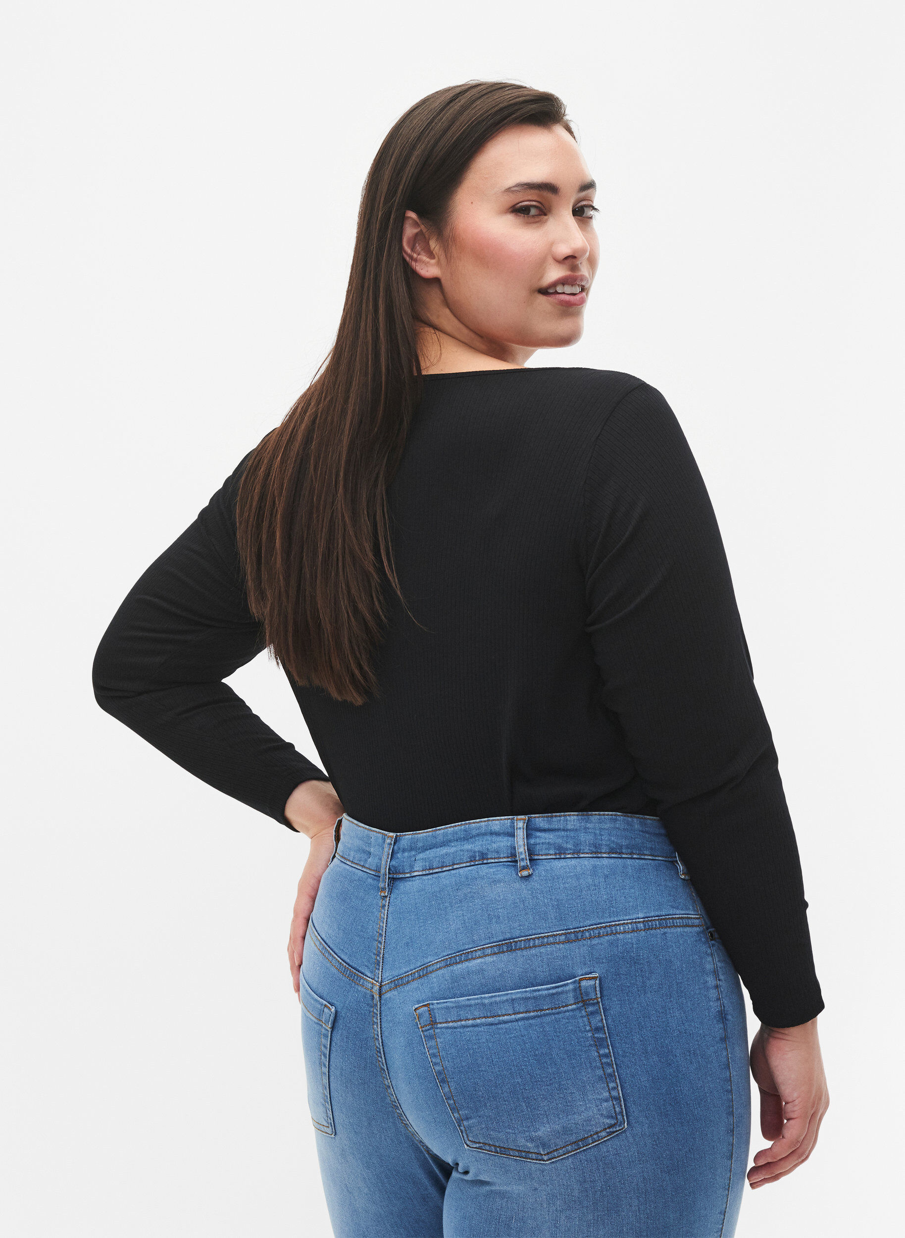 Zizzi Lang&auml;rmliges T-Shirt mit asymmetrischer Schnitt, Black, Model image number 1