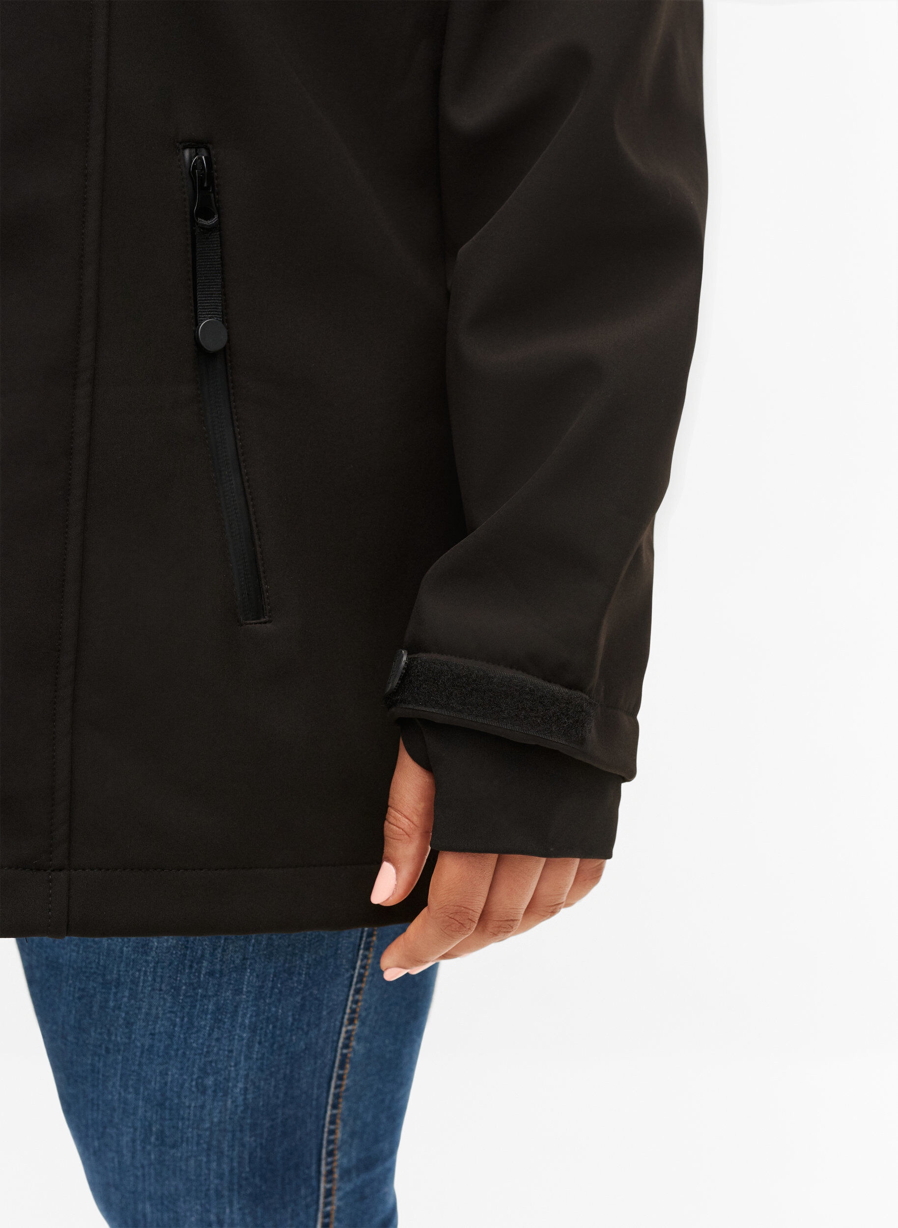 Zizzi Softshelljacke aus kurzem Schnitt mit abnehmbarer Kapuze, Schwarz, Model image number 3