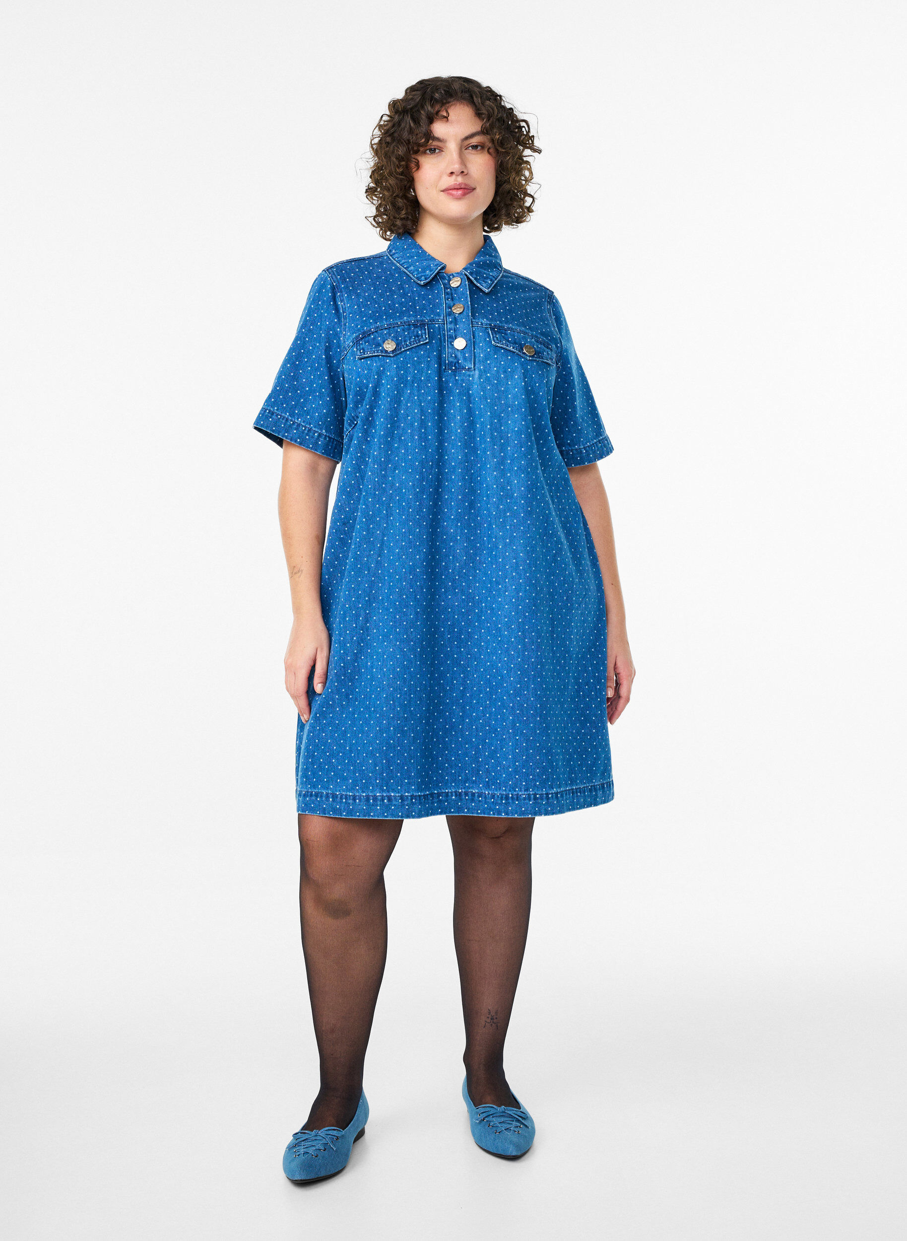 Zizzi Kurzes Jeanskleid mit Punkten, Blau, Model image number 1
