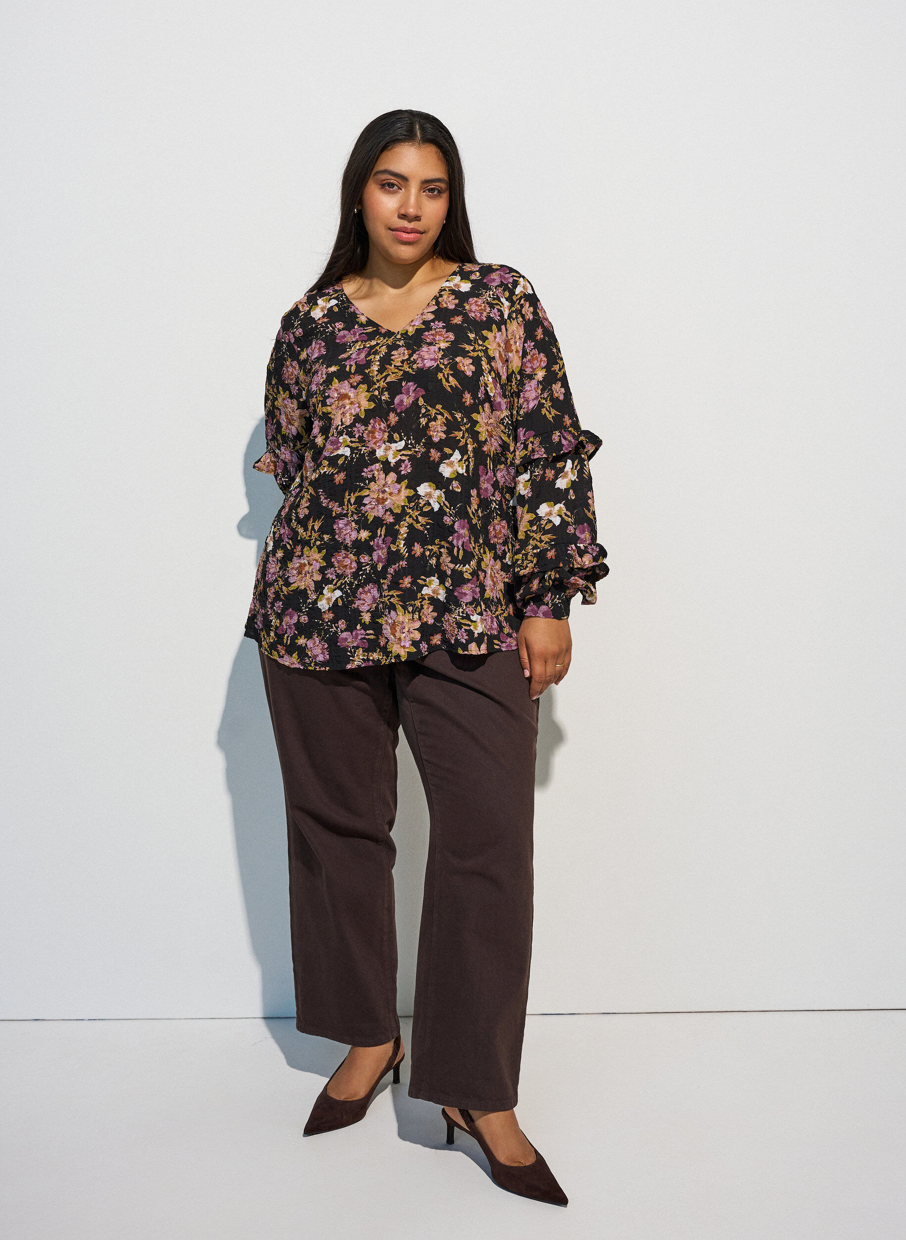 ZizziBluse mit Blumenprint und R&uuml;schendetails, Schwarz, Model image number 1