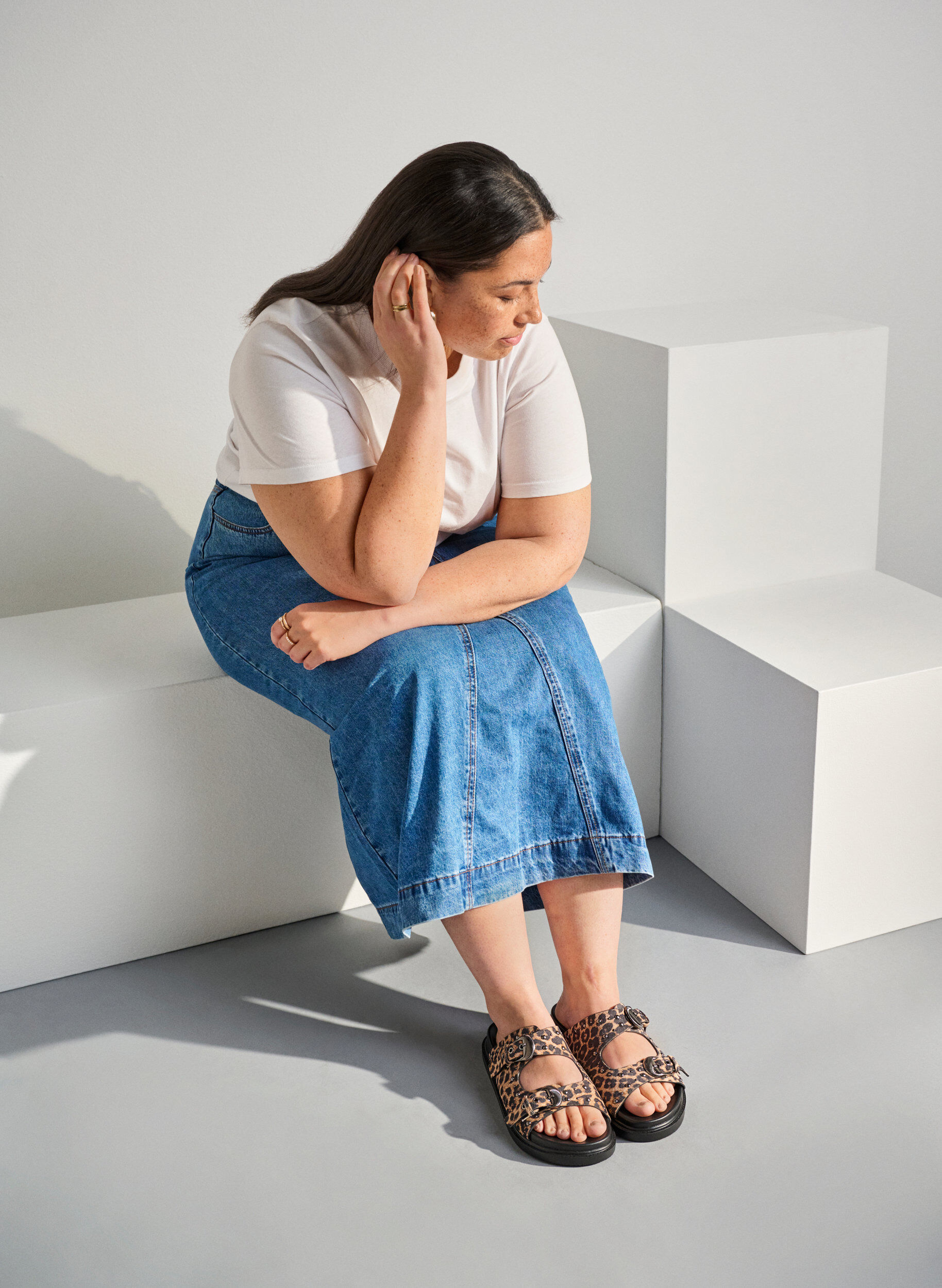 Zizzi Extra-Weite - Sandale mit Nieten, Braun, Image image number 0