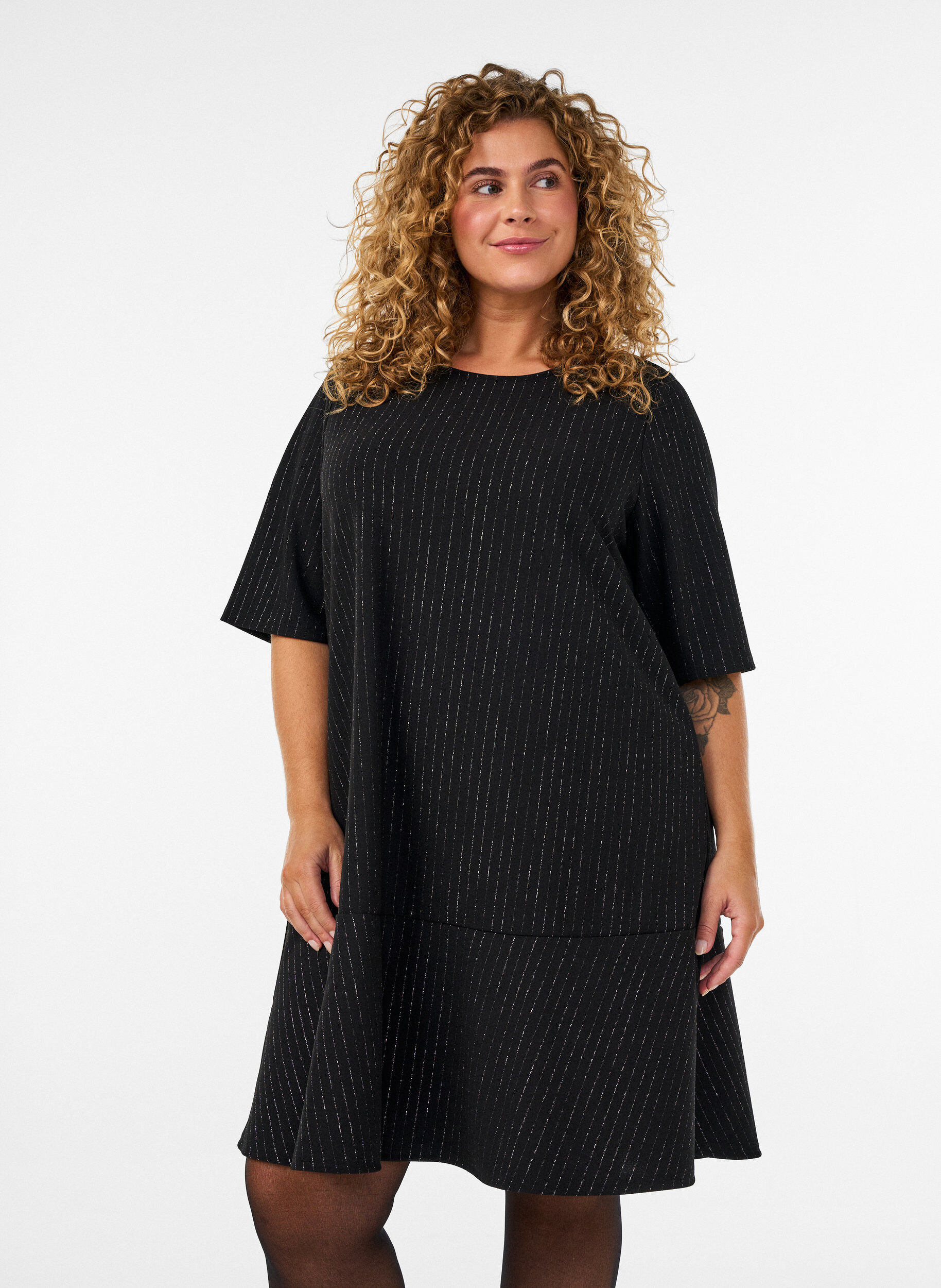 ZizziRobe courte coupe &eacute;vas&eacute;e avec des rayures paillet&eacute;es, Noir, Model image number 0