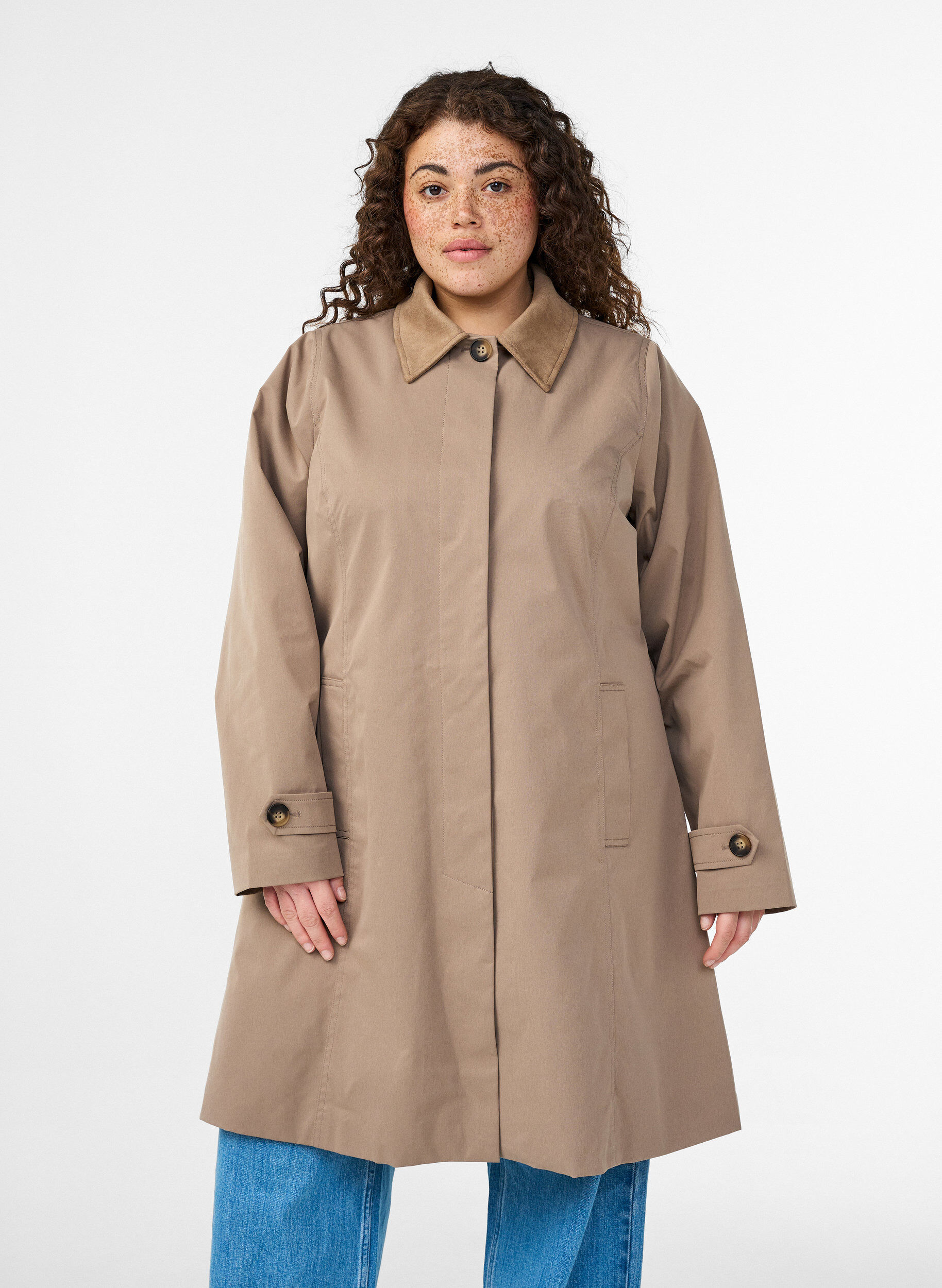 Zizzi Veste de printemps avec col en su&eacute;dine et fermeture &agrave; boutons cach&eacute;s, Beige, Model image number 2