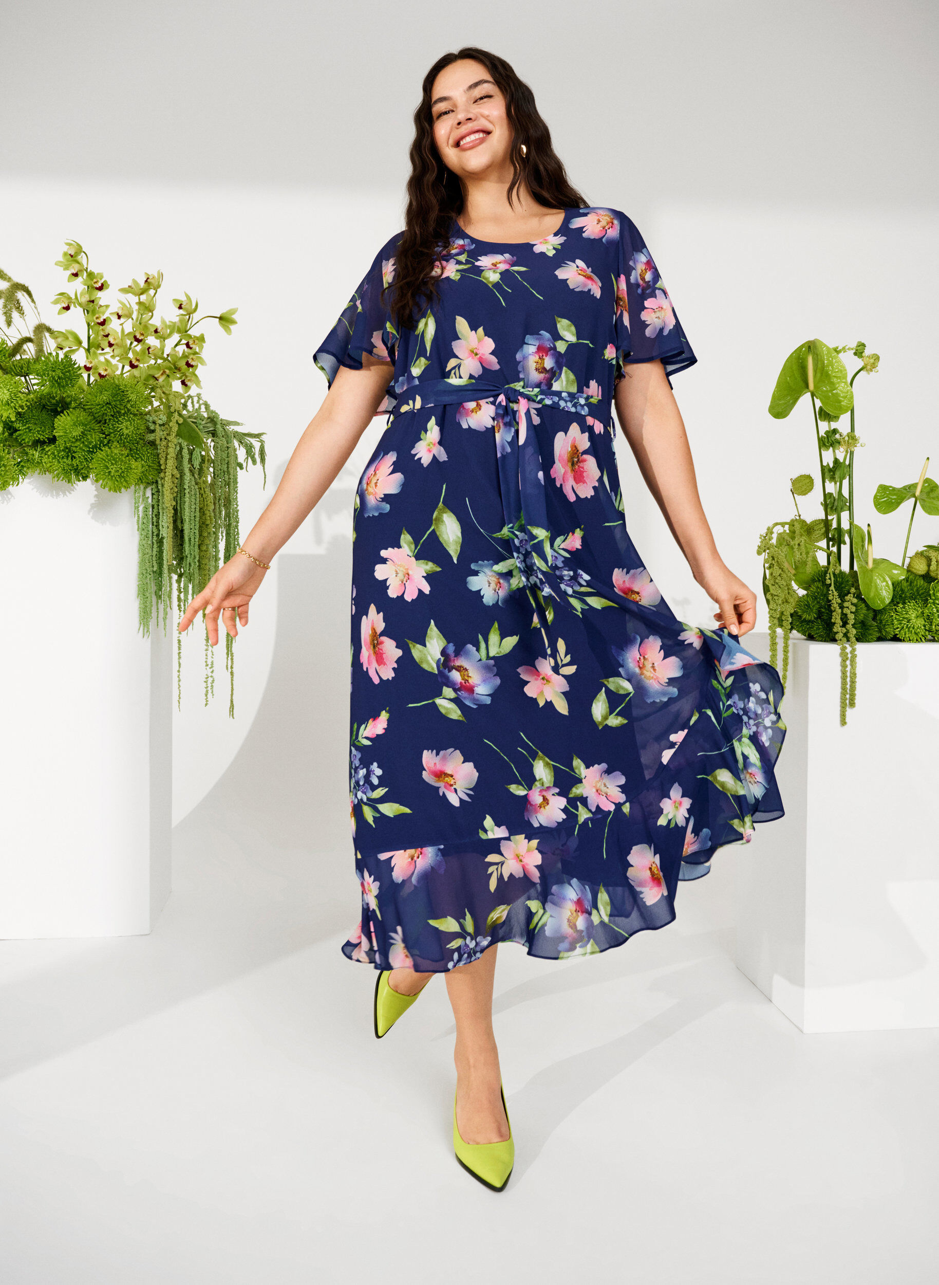 Zizzi Robe midi &agrave; manches courtes et imprim&eacute; floral, Blueprint Flower AOP, Image image number 0