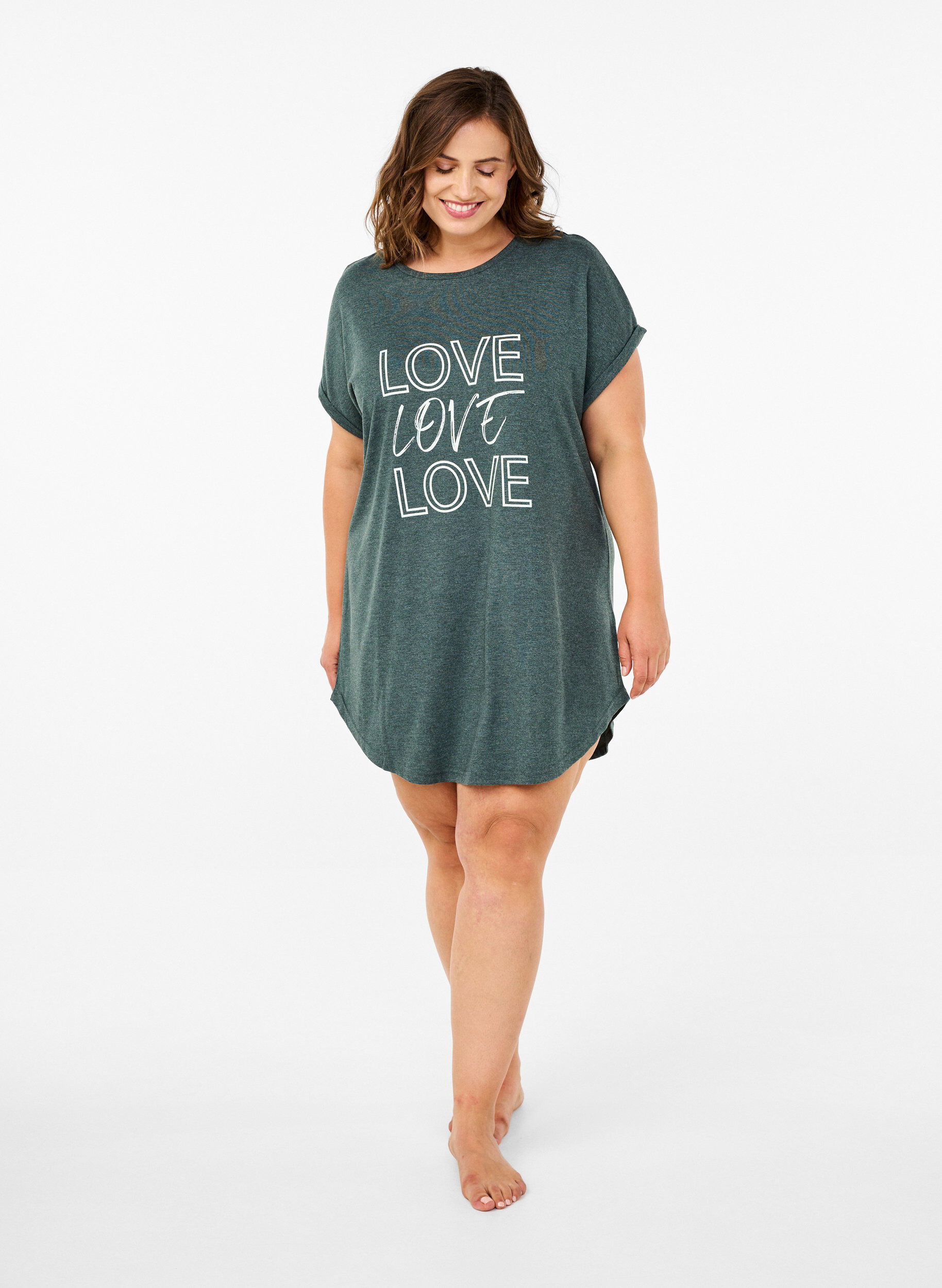 Zizzi Chemise de nuit &agrave; manches courtes avec imprim&eacute; de texte, , Model image number 1