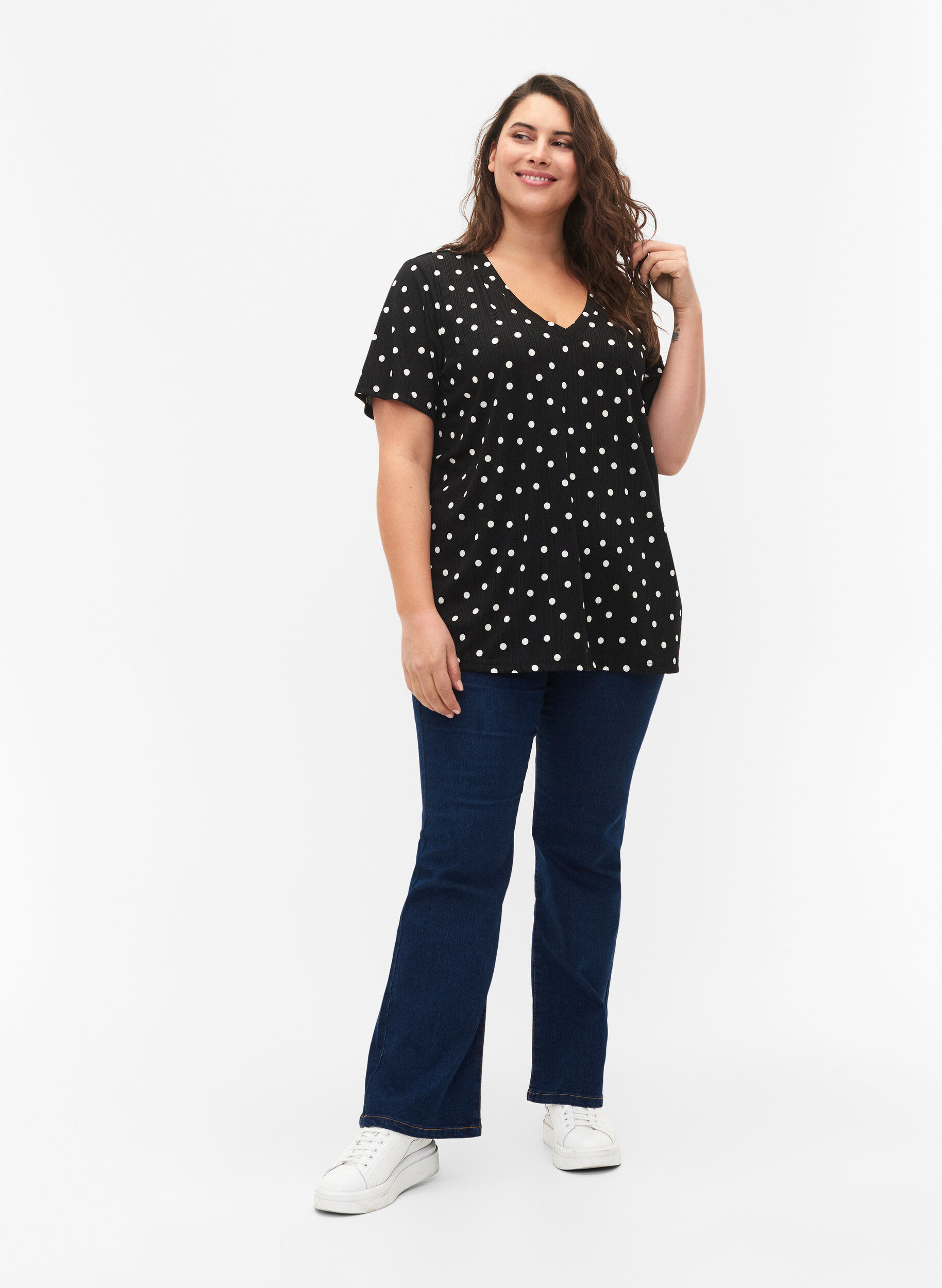 Zizzi FLASH - T-shirt imprim&eacute; avec col en V, Black Dot, Model image number 2