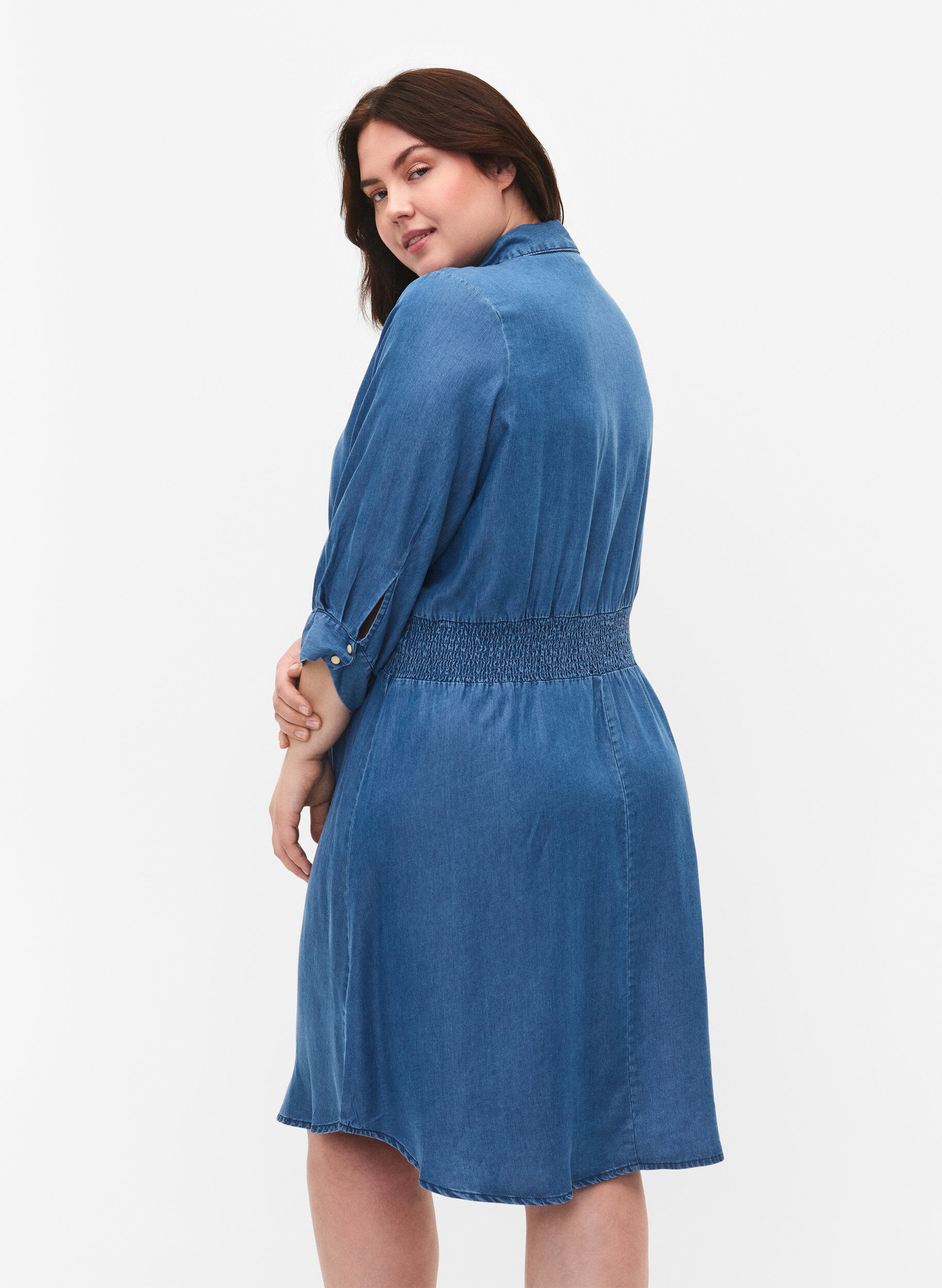 Zizzi Robe en denim souple avec manches 3/4 et smock, Blue denim, Model image number 1
