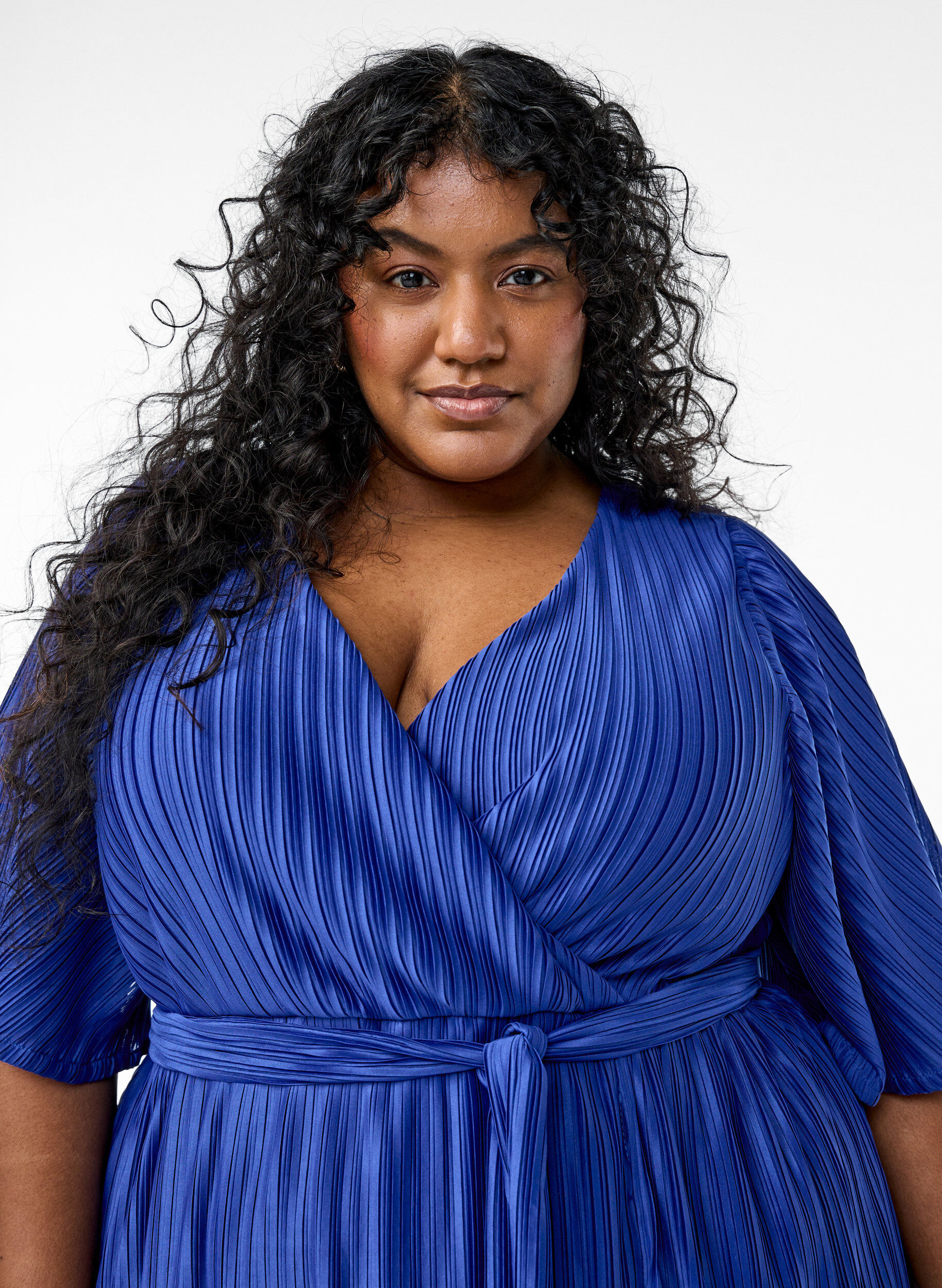 Zizzi Robe midi pliss&eacute;e avec manches chauve-souris, Bleu, Model image number 2