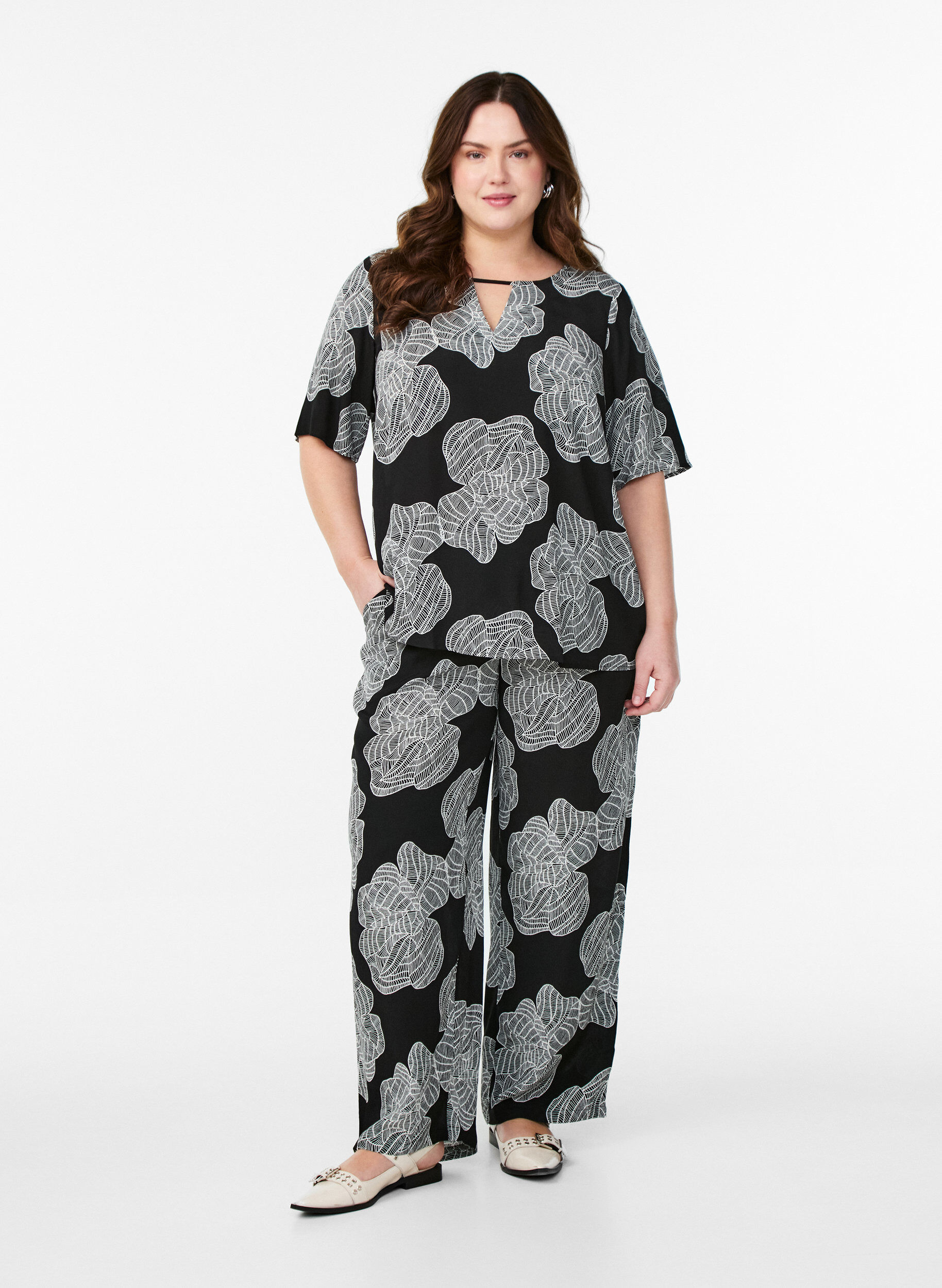 Zizzi Chemisier &agrave; manches courtes en viscose avec imprim&eacute;, Noir, Model image number 1