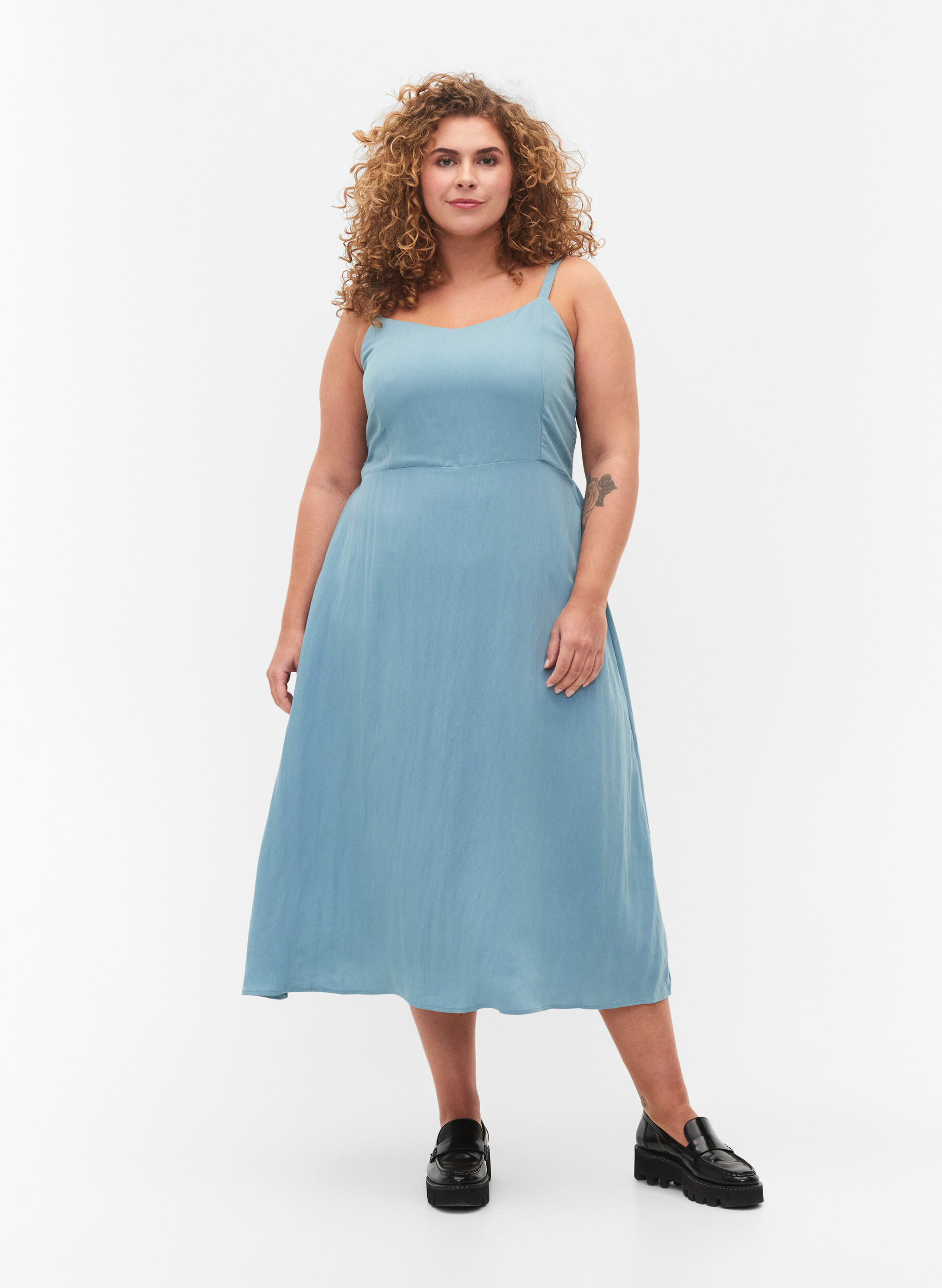 Zizzi Einfarbiges Tr&auml;gerkleid aus Viskose mit Smok, Smoke Blue, Model image number 0