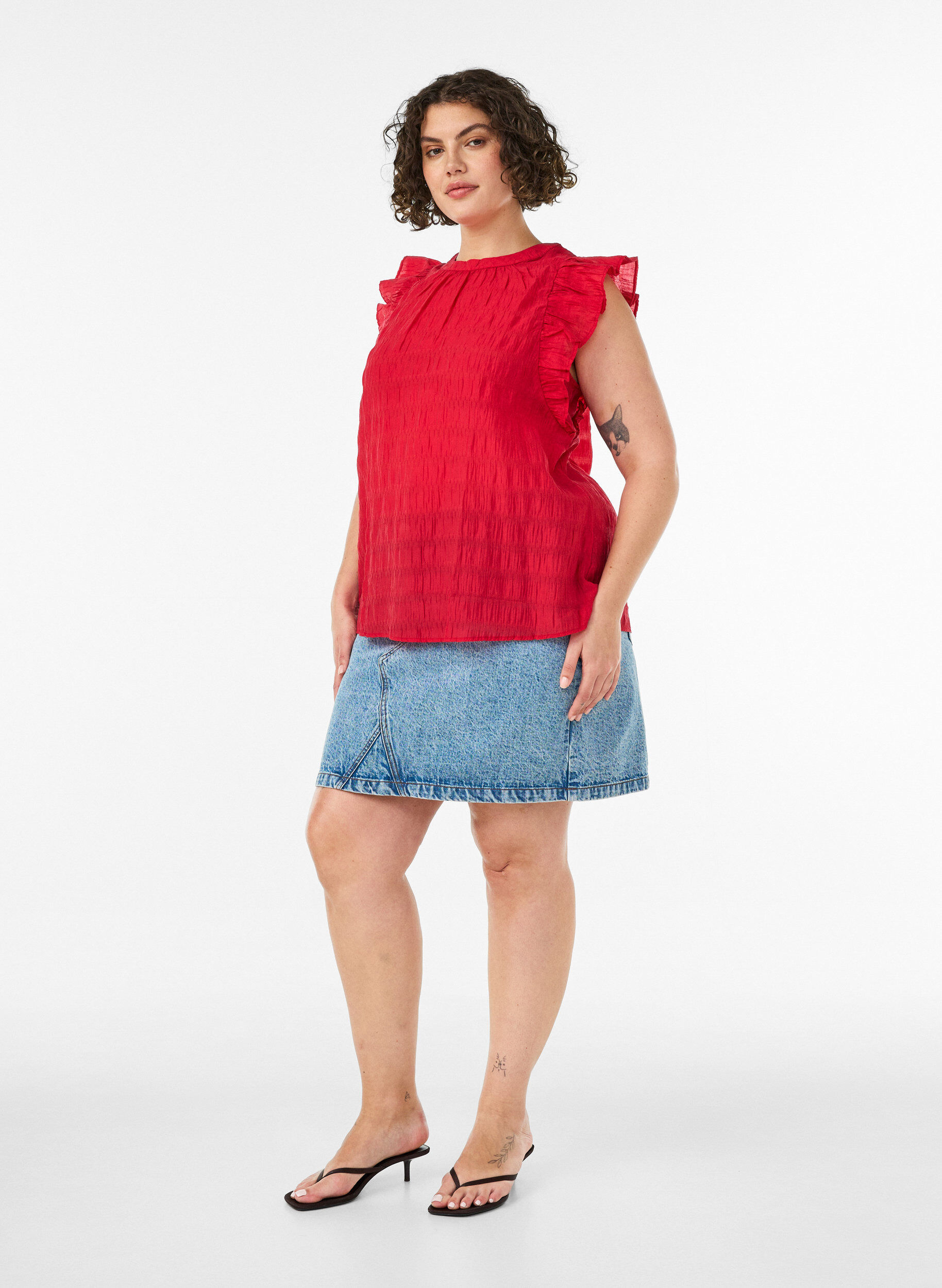 Zizzi&Auml;rmellose Bluse mit Struktur und R&uuml;schen, Rot, Model image number 1