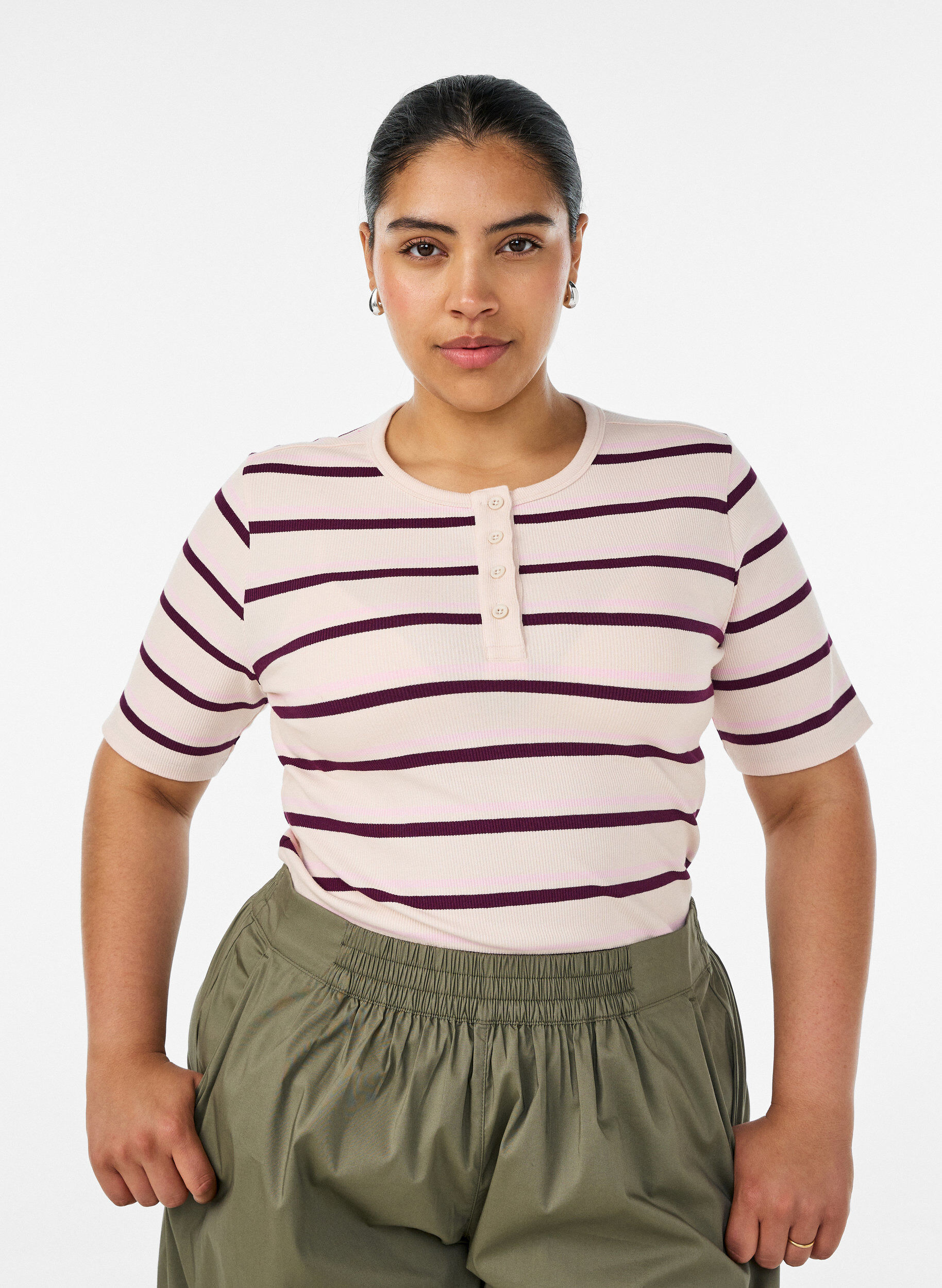 ZizziRipp-T-Shirt mit Streifen und Knopfdetail, Lila, Model image number 0