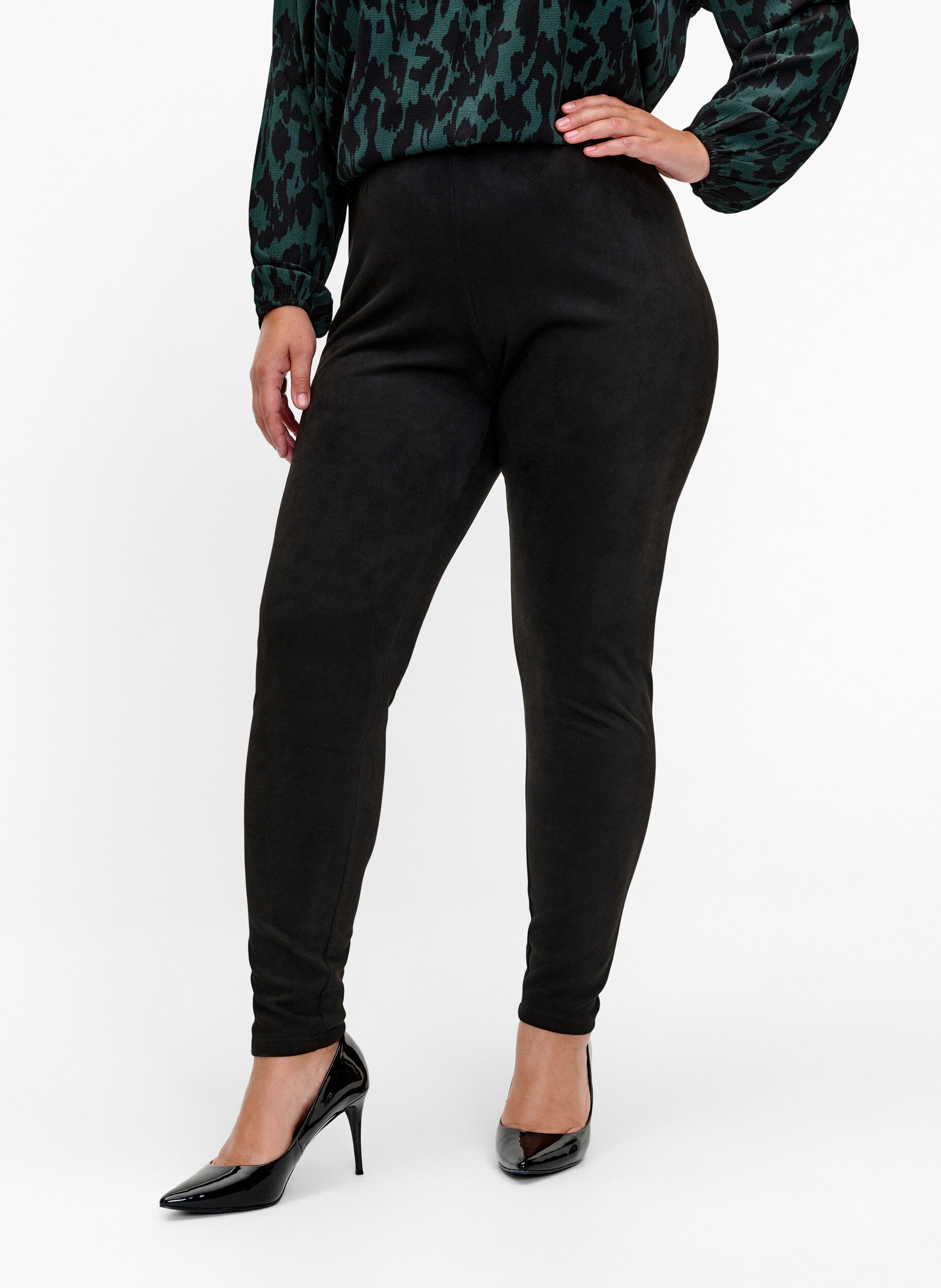 Zizzi Leggings aus Veloursleder-Imitat, Black, Model image number 2