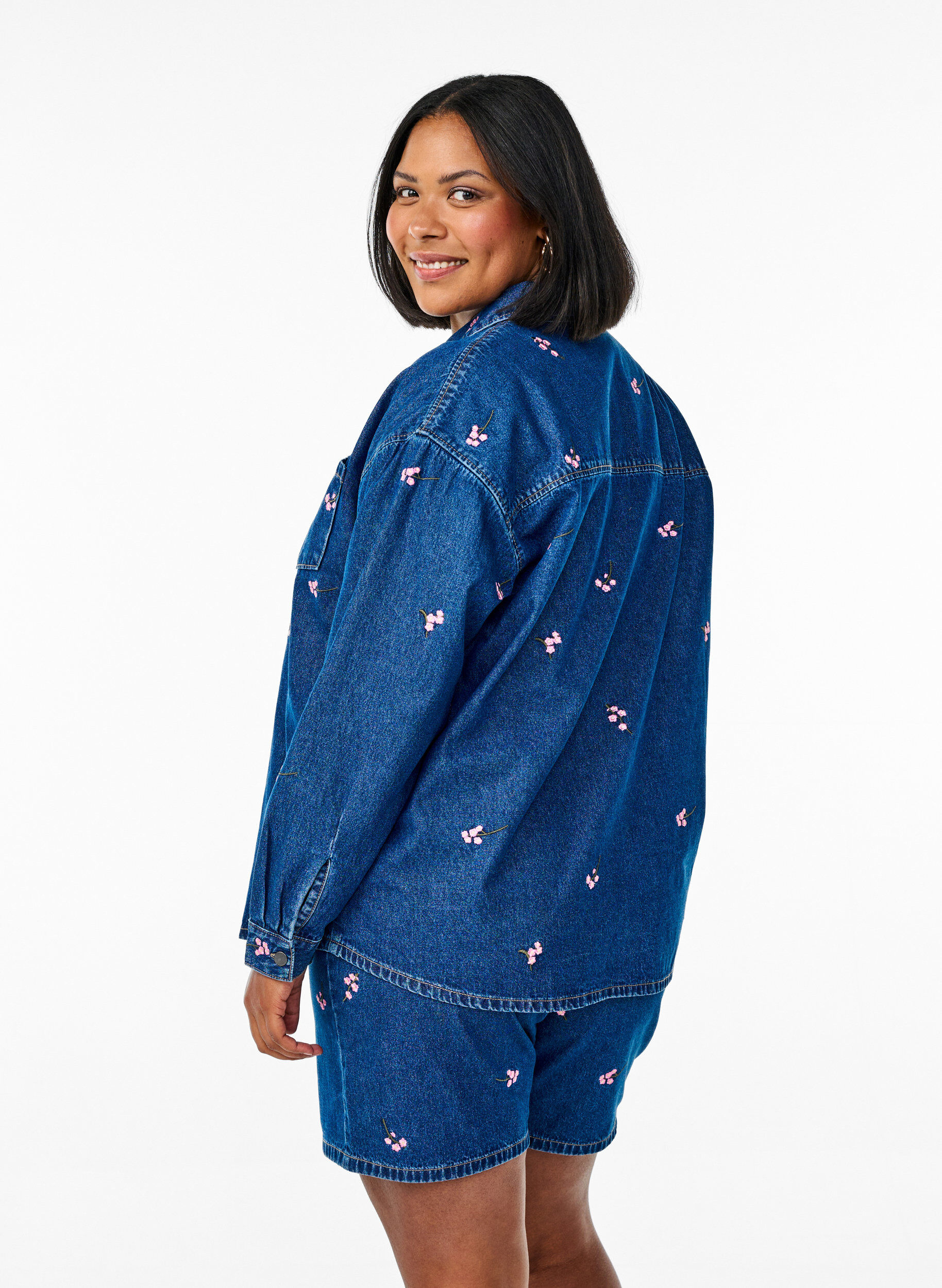 Zizzi Short en jean brod&eacute;, Bleu intense, Model image number 2