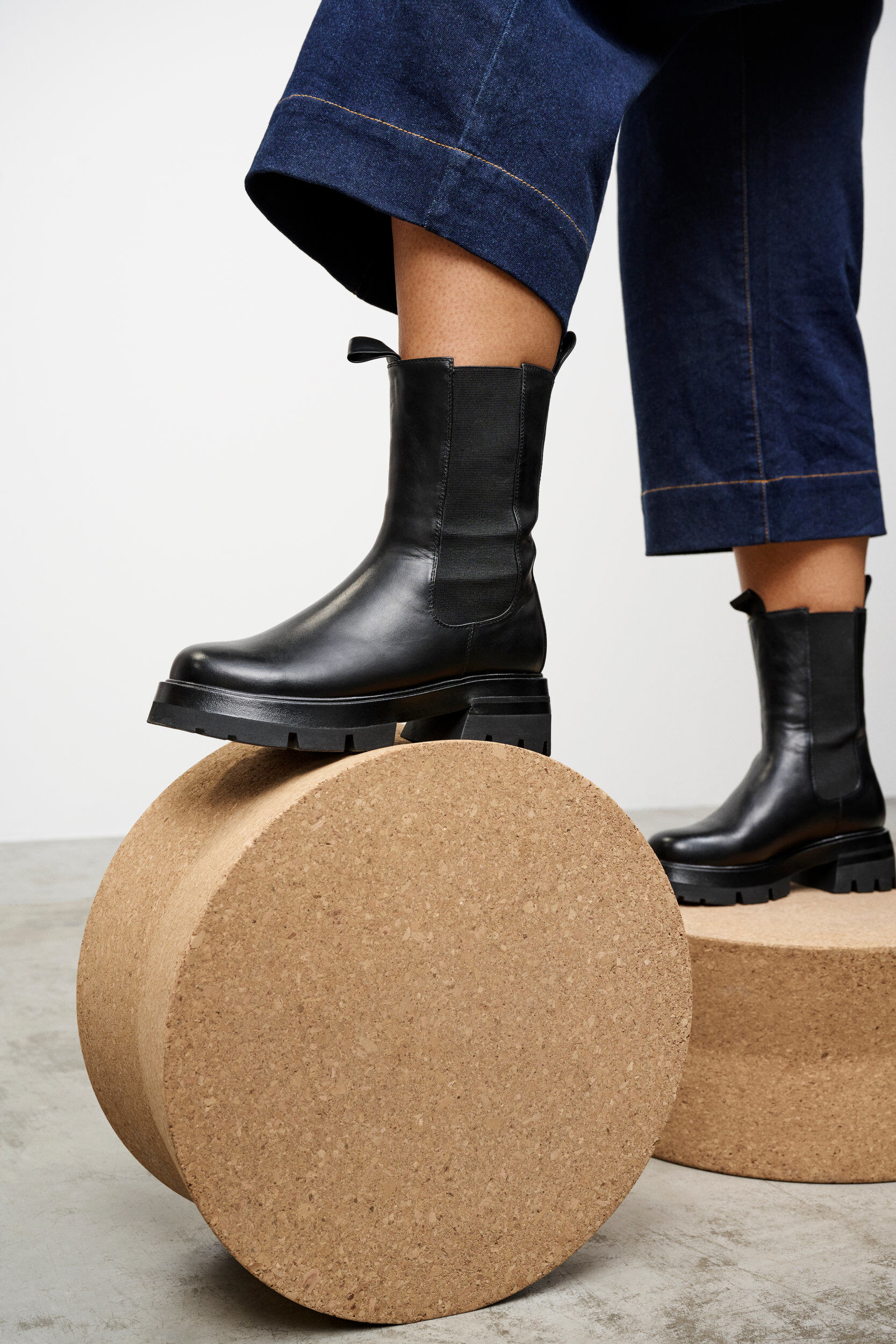 Zizzi Weit geschnittener Lederstiefel mit Gummizug, Black, Model image number 1