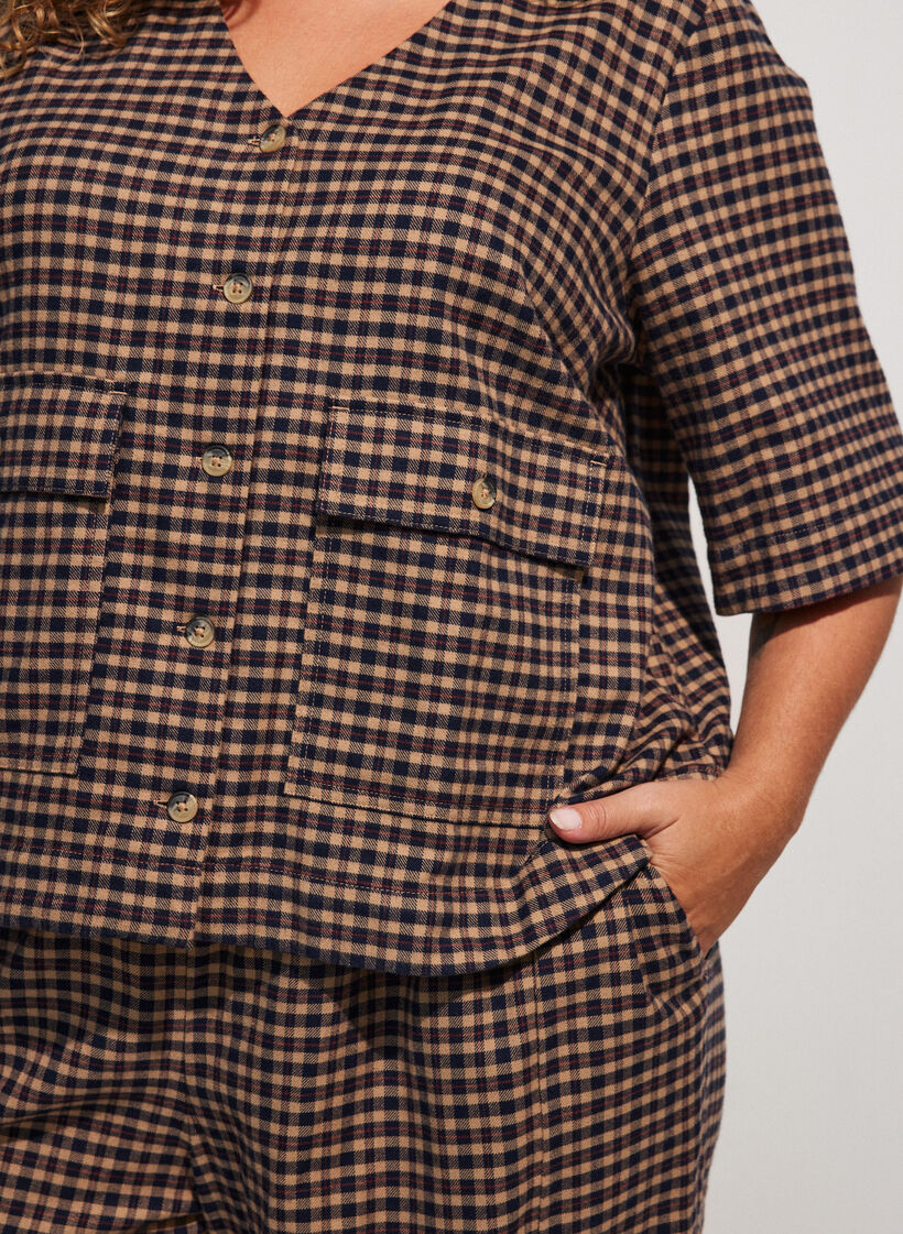 Karierte Bluse mit Brusttaschen, Braun, Model