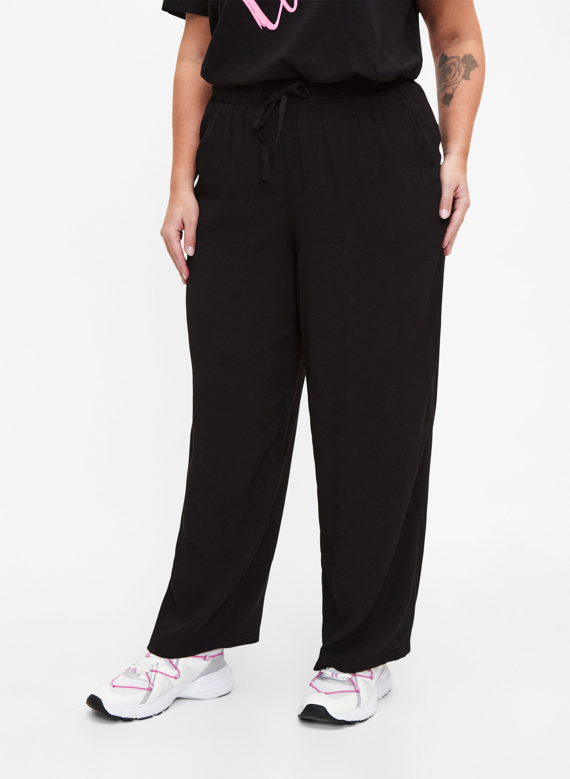 Zizzi Pantalon ample en viscose avec poches, Noir, Model image number 2
