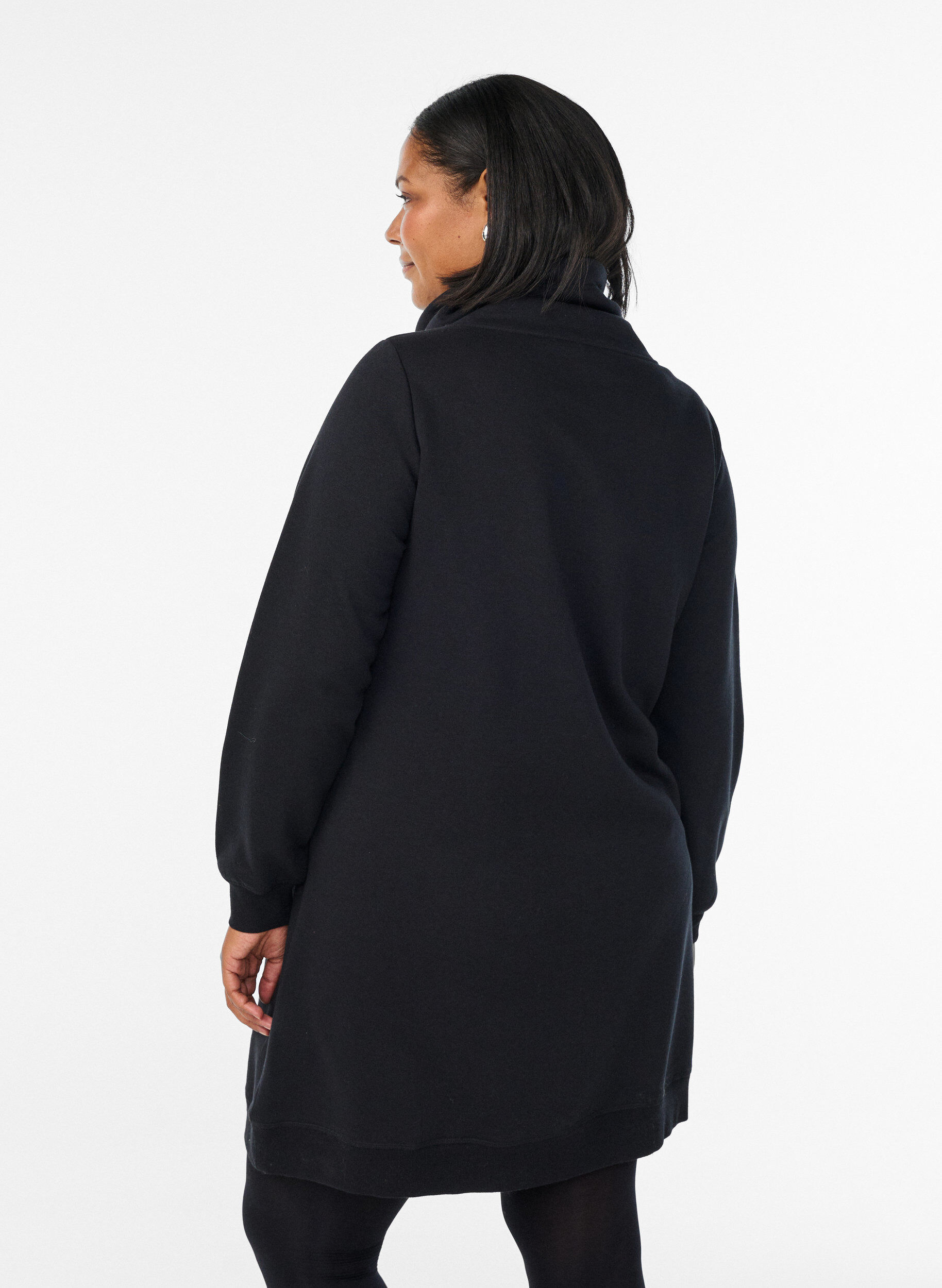 Zizzi Kurzes Sweatshirtkleid mit Stehkragen und Taschen, Schwarz, Model image number 2