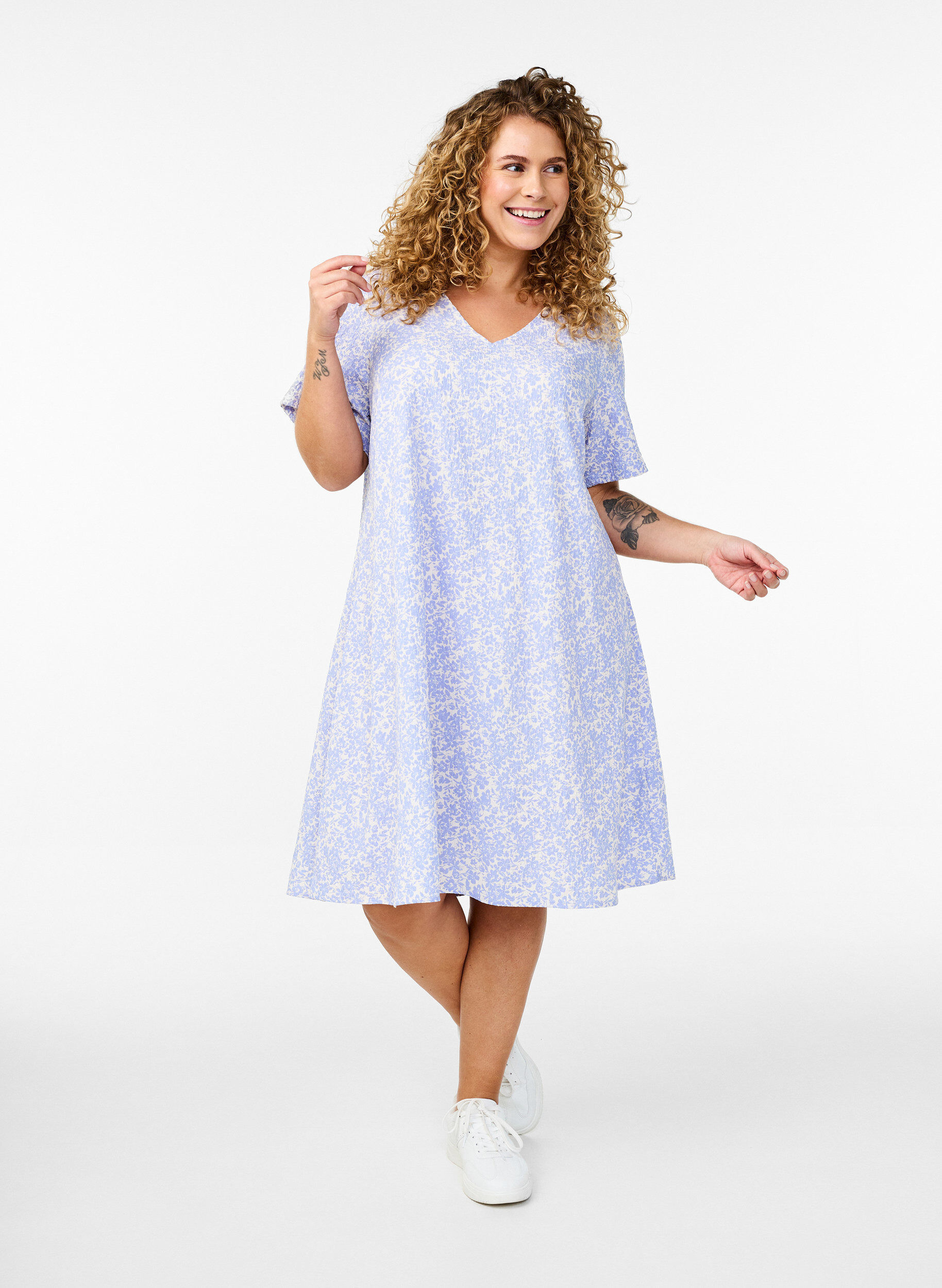 Zizzi FLASH - Kleid mit kurzen &Auml;rmeln und V-Ausschnitt, Blau, Model image number 1