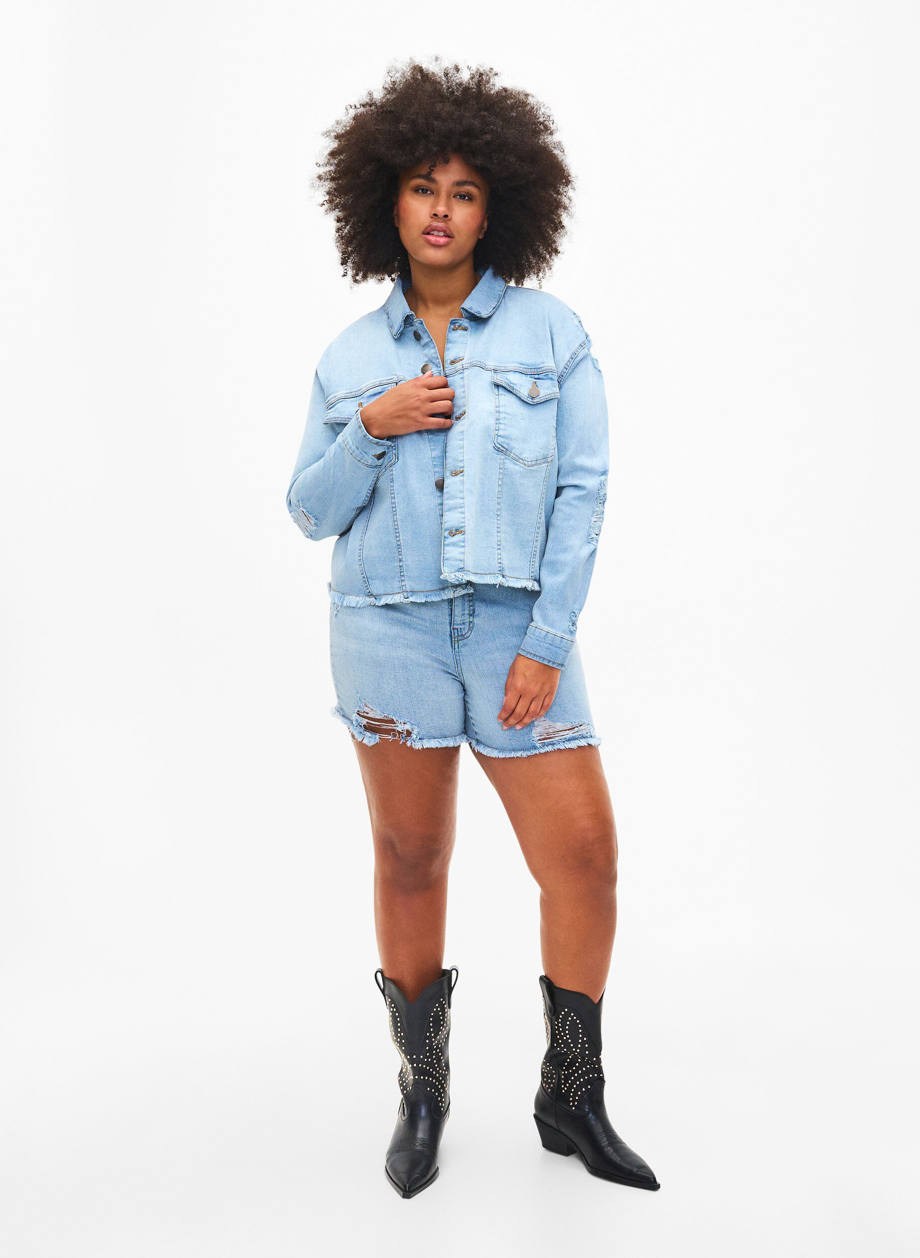 Zizzi Kurze Denim-Jacke mit Details in Used-Optik, Light Blue Denim, Model image number 2